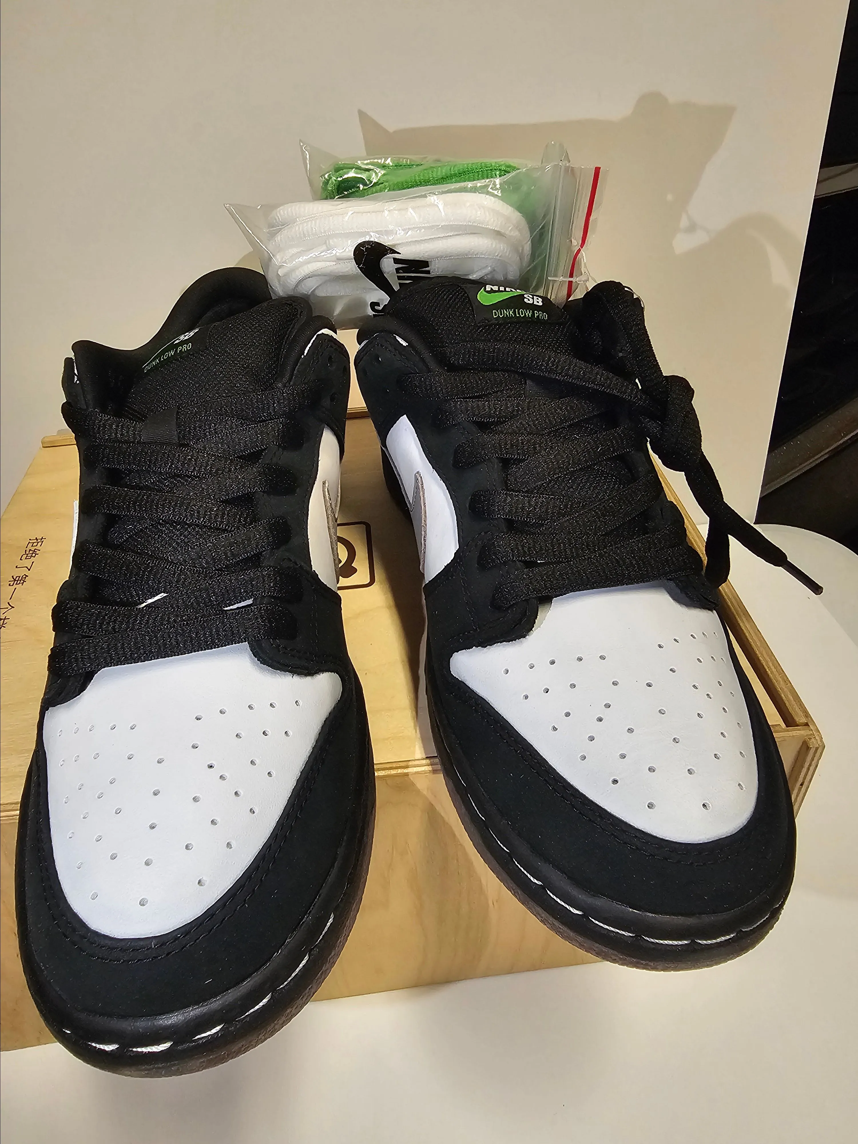 nike sb dunk low pro panda pigeon