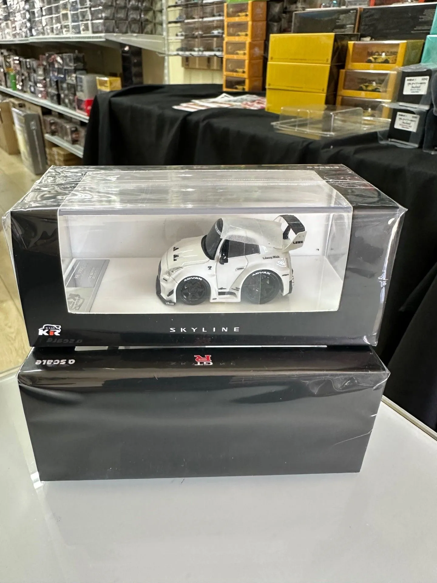 Product image for NISSAN SKYLINE 35GT-RR LB SILHOUETTE WORKS LBWK WHITE 1/64 RESIN CAR BY KR