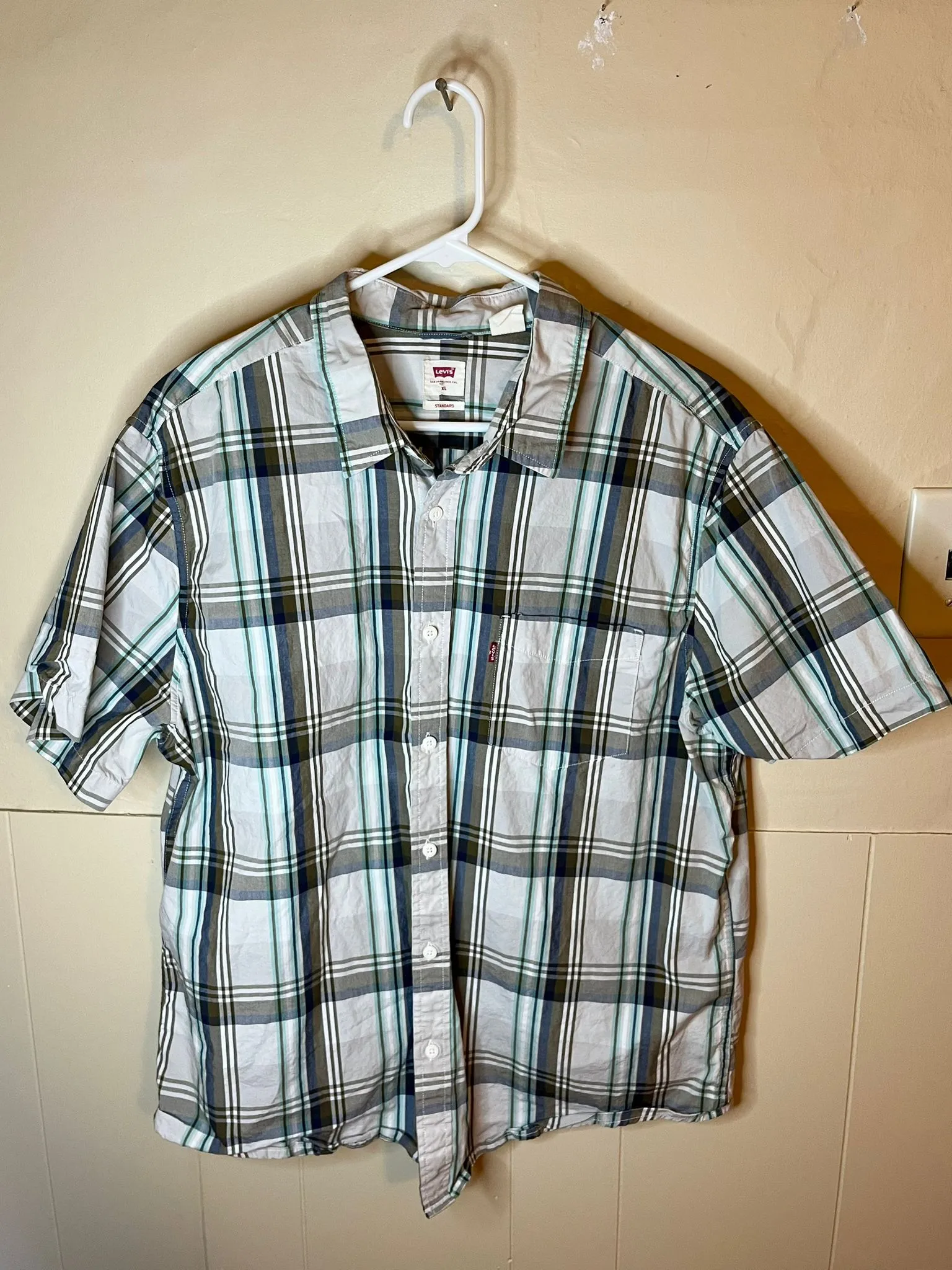 Product image for Levis Mens XL Regular Fit White & Gray Short Sleeve Button Down Plaid Shirt Used