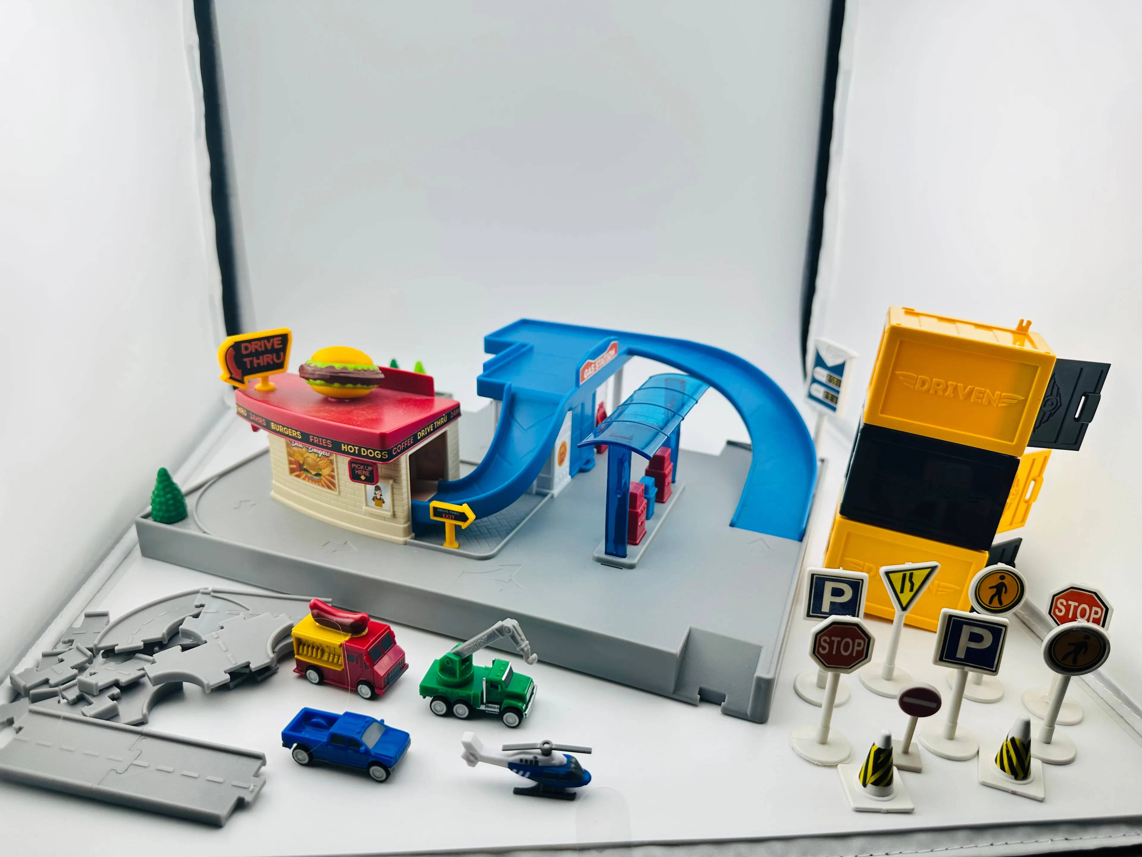 Product image for DRIVEN by BATTAT DRIVE & DINE PIT STOP GAS STATION SET