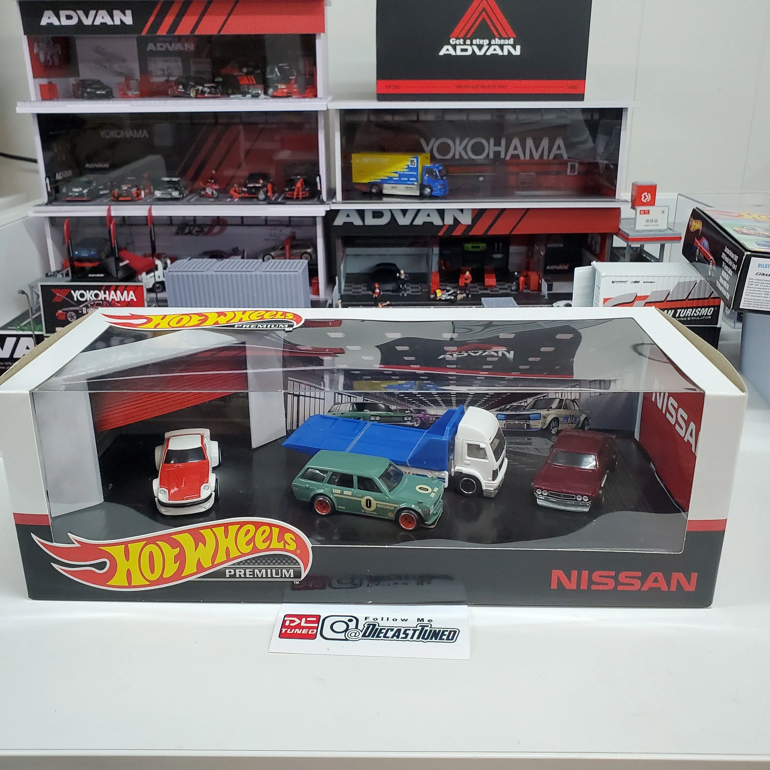 Product image for Hot Wheels Premium Collectors Set - Nissan Diorama