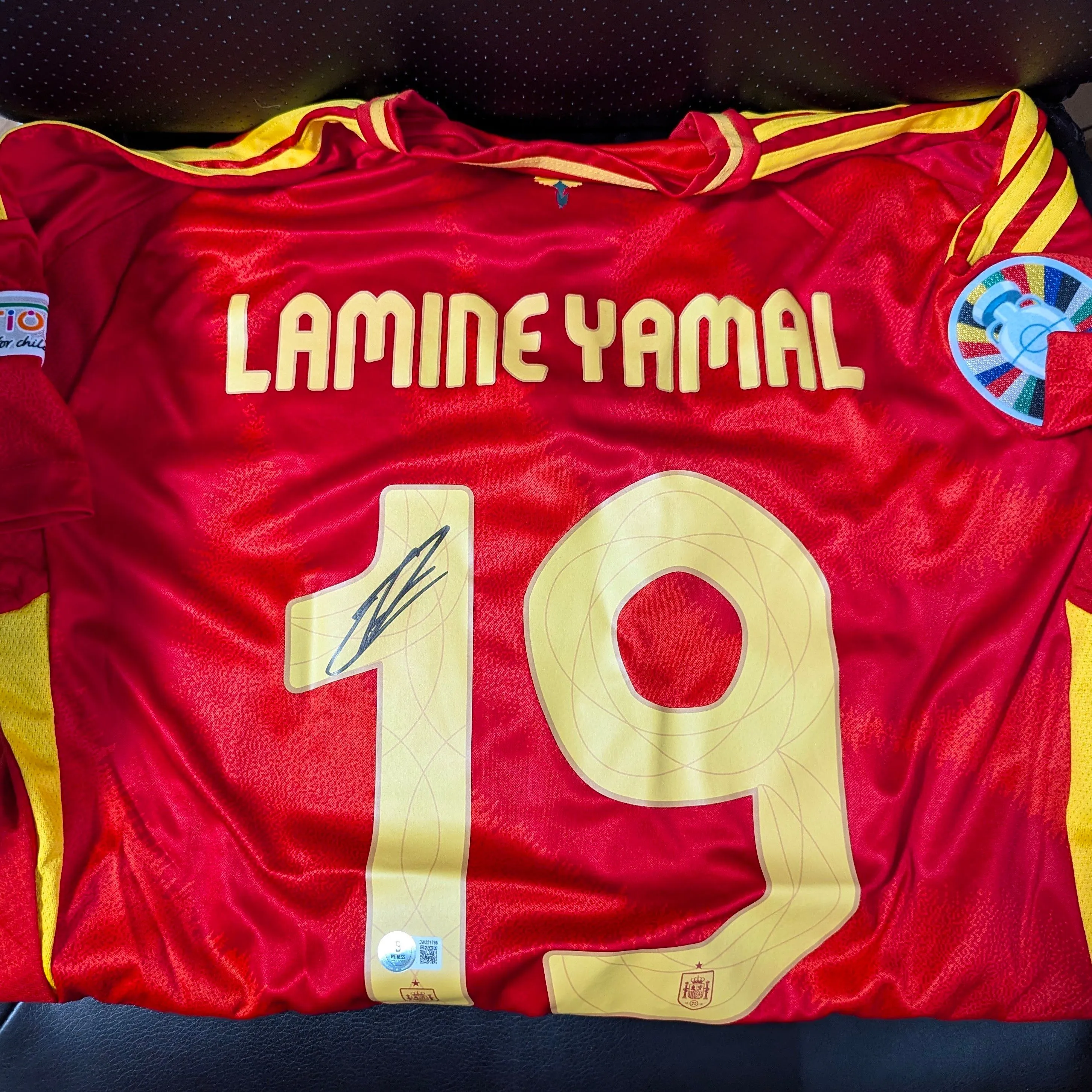 Product image for Lamine Yamal Auto Spain Jersey Beckett Holo