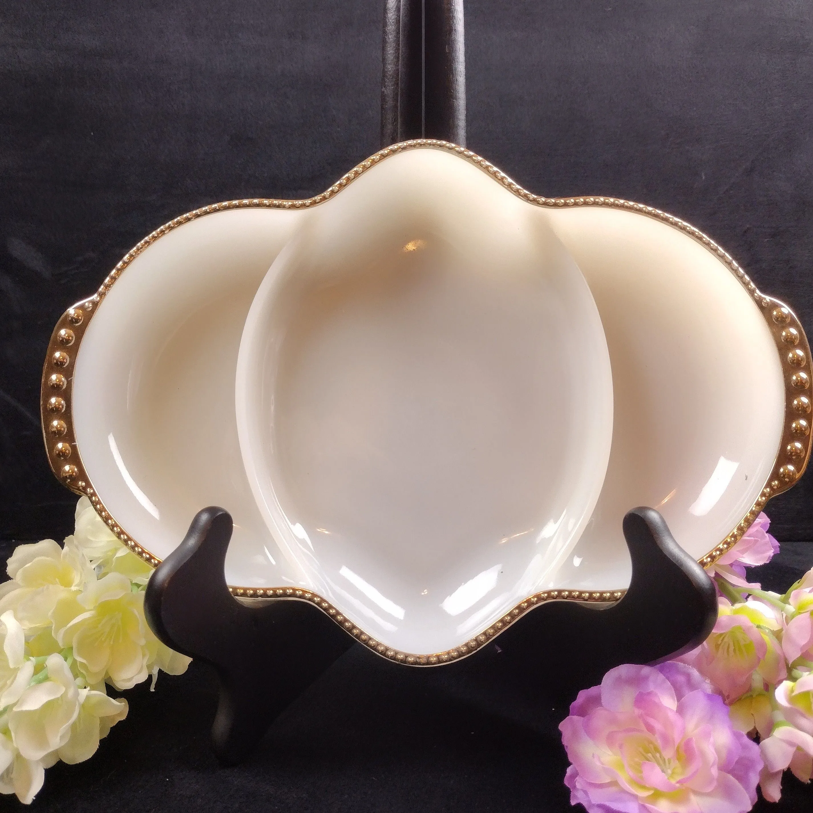 Product image for Beautiful Anchor Hocking Fire King ovenware dish in milk glass with gold trim. Good condition and no