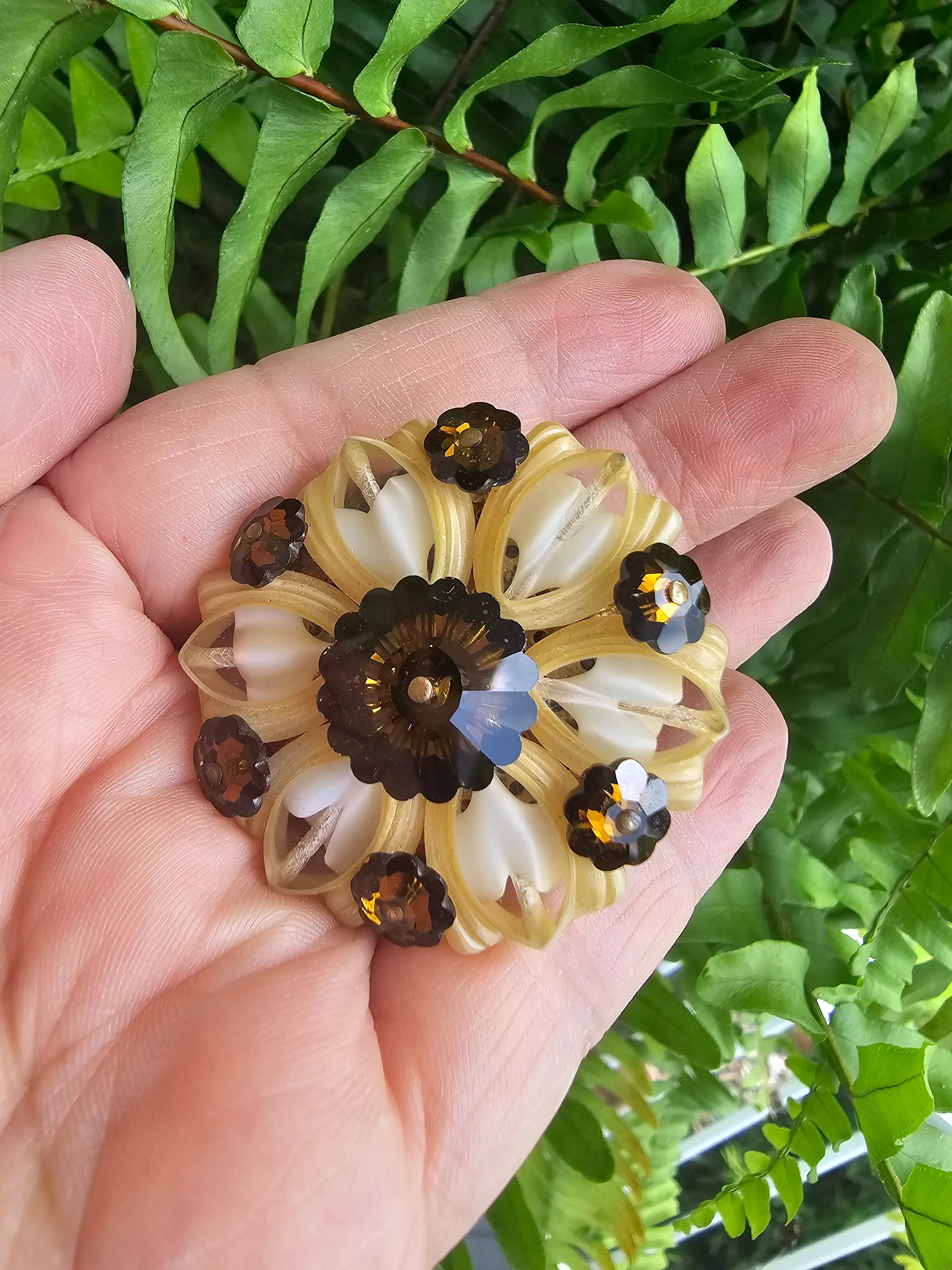 Product image for #57 VTG Brown Flowers Brooch