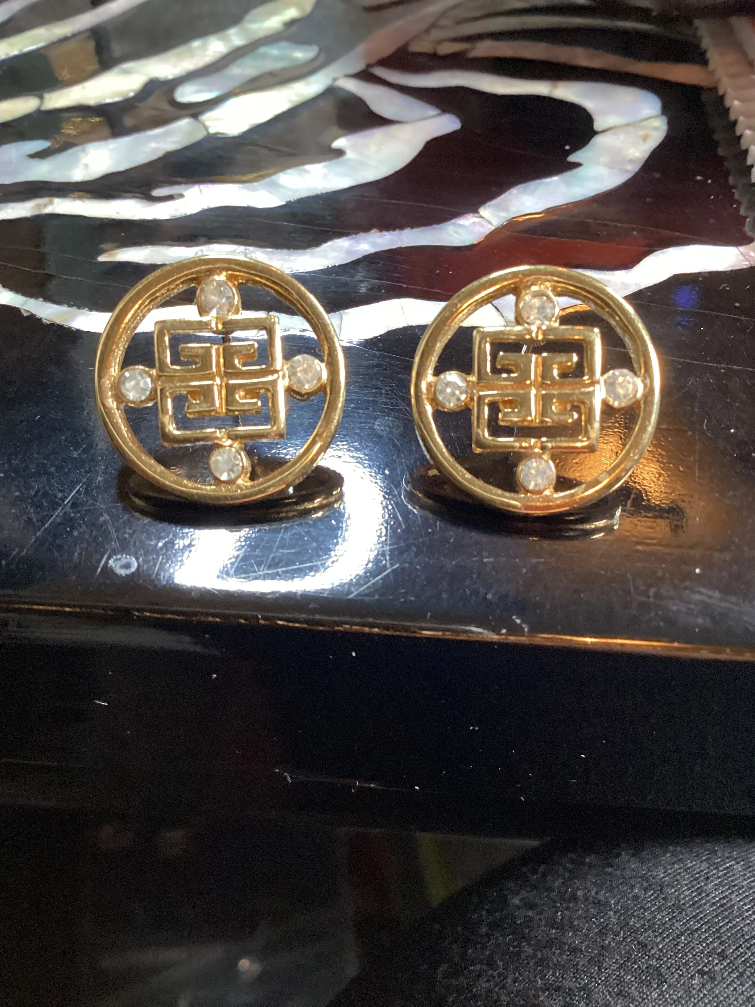 Listing Image Blurred Background