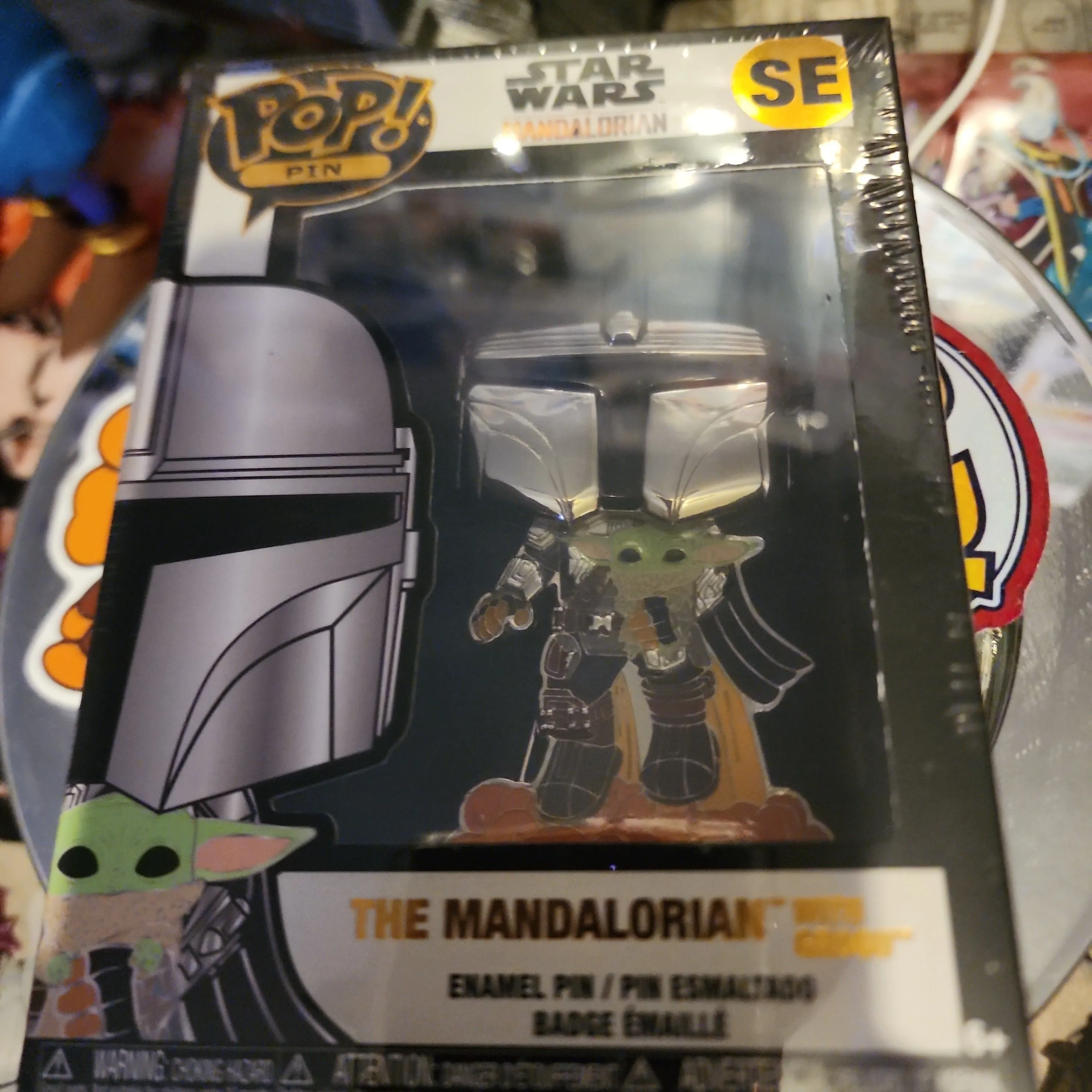 Product image for Mandalorian w Grogu Pin