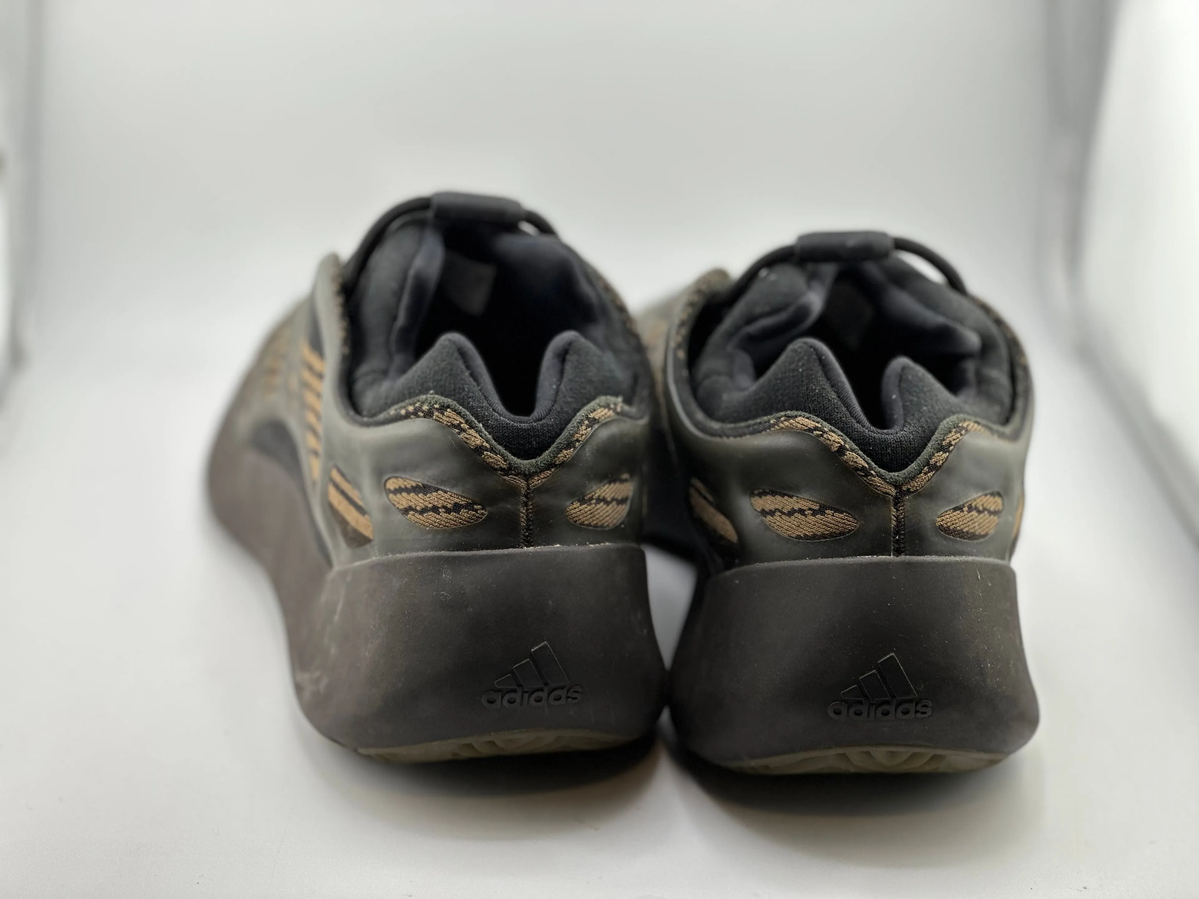 Size 10.5M Yeezy 700 V3 'Clay Brown' 2020  Whatnot: Shop, Sell, Connect