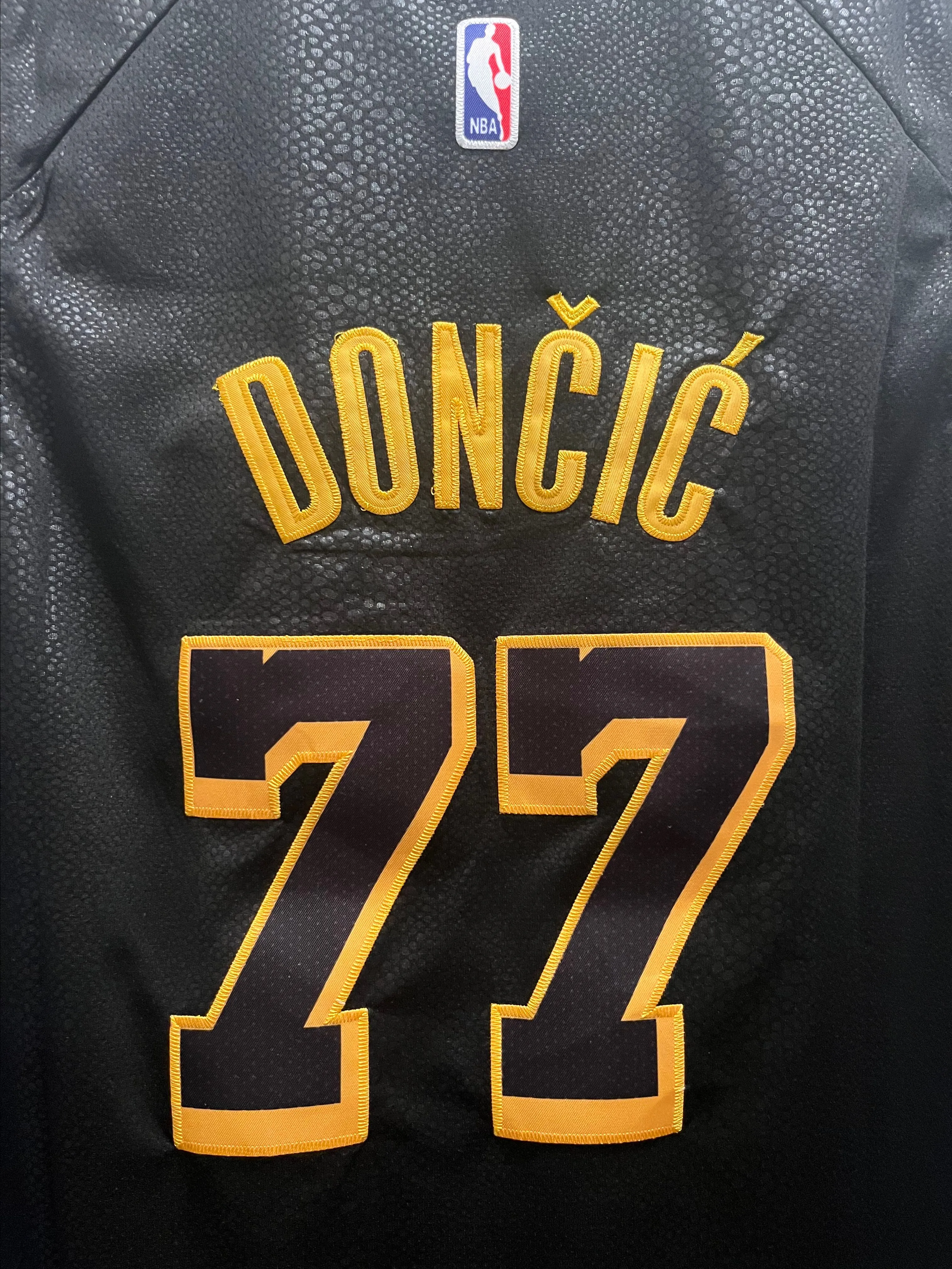 Product image for NWT Nike Luka Doncic #77 Los Angeles Lakers Nike Swingman Jersey - Size 54/XXL - STITCHED
