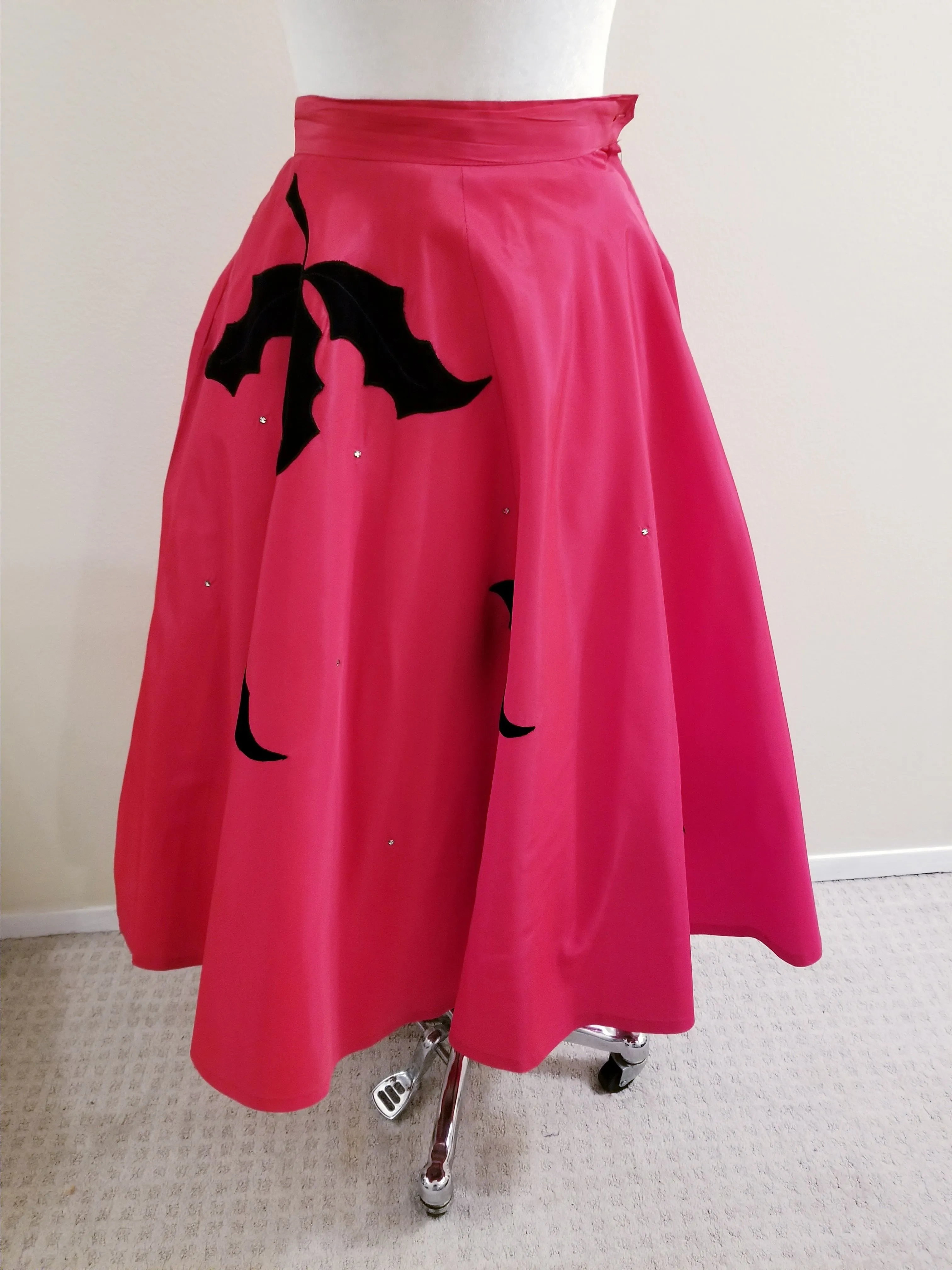Product image for 50s Red Satin w/applique Circle Skirt  - W: 24"  H: Free  L: 29.5
