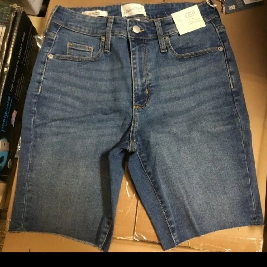 Product image for Retail 22.99- Universal Thread Woman's High Rise Bermuda Shorts