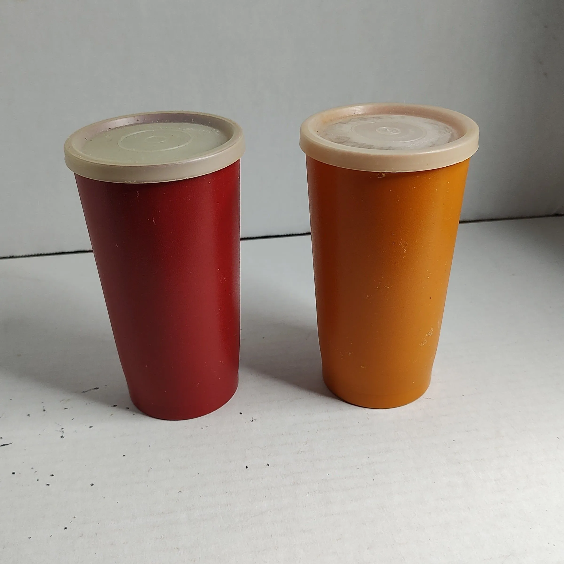 Product image for Tupperware 5.4” Cups Tumblers With Lids 873-7 Set Of 2 Vintage (Q2)