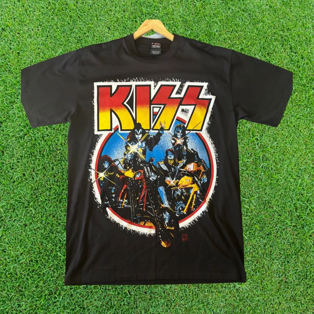 Product image for Kiss - Single Stitch (Giant Tag) AOP