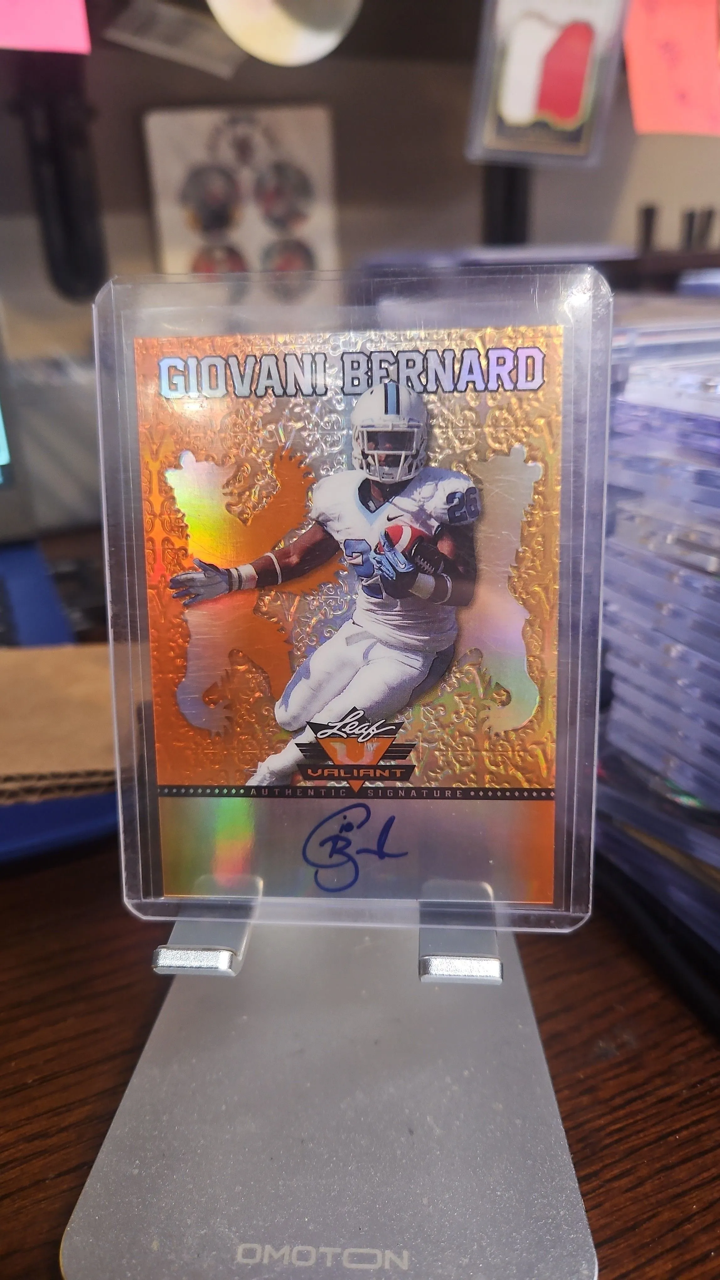 Product image for Giovani Bernard...Rookie Auto....#d 17/50....2013 Leaf Valiant..UNC Tar Heels....Bengals