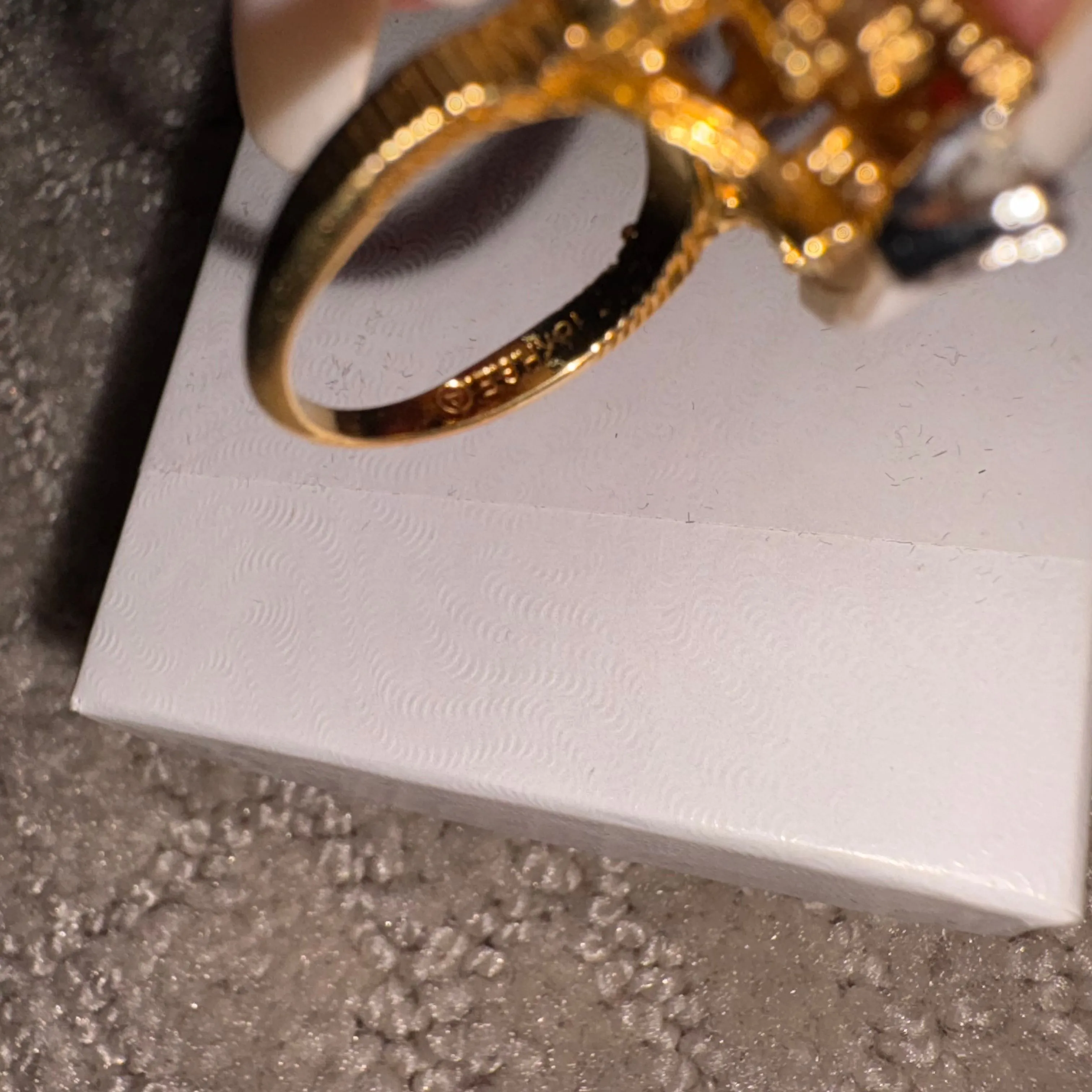 Listing Image Blurred Background