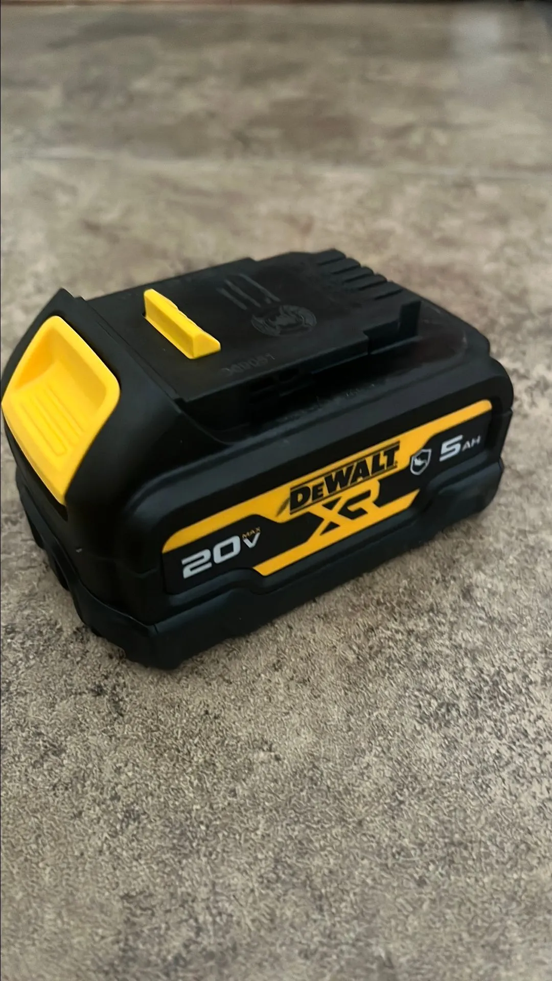 Product image for Dewalt 20V XR Oil Resistant 5Ah Battery Pack Q539X17