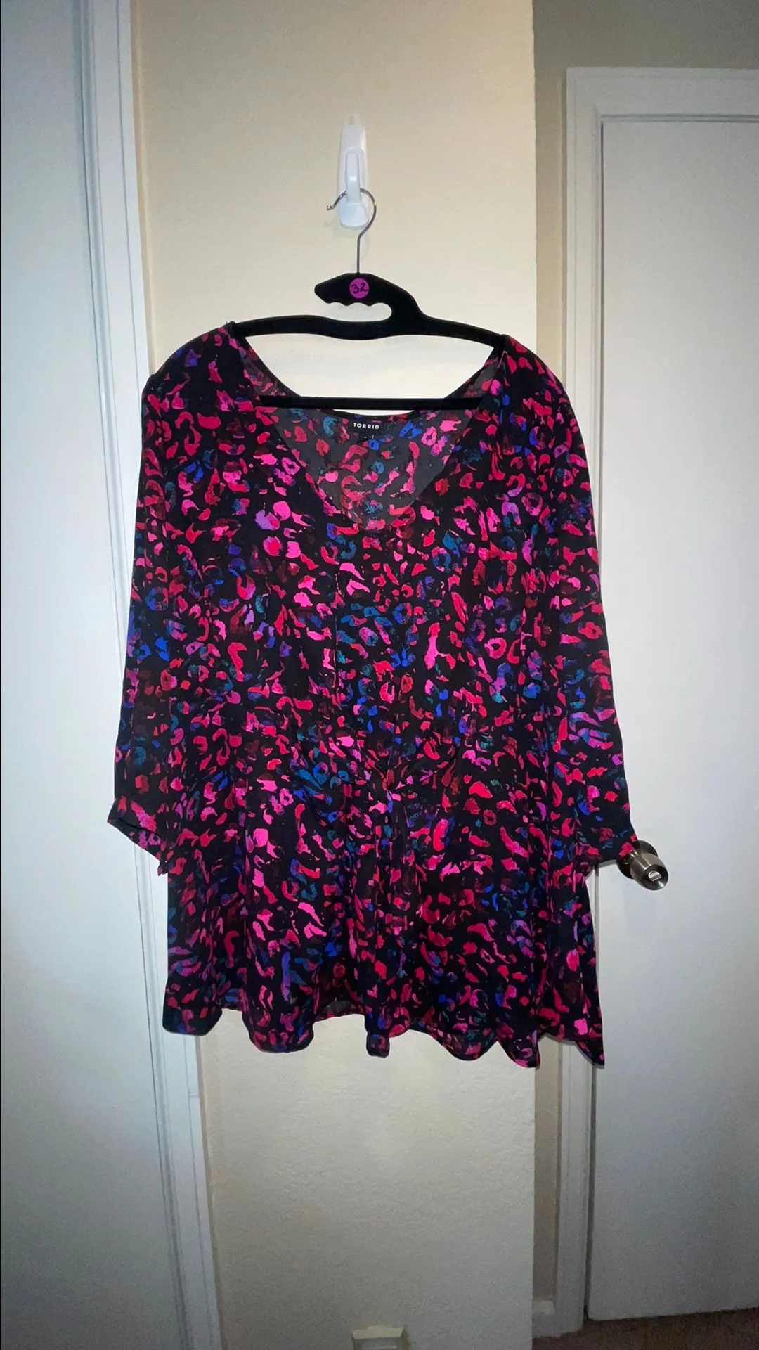 Product image for 32 - 2X Torrid 3/4 inch sleeves front tie top