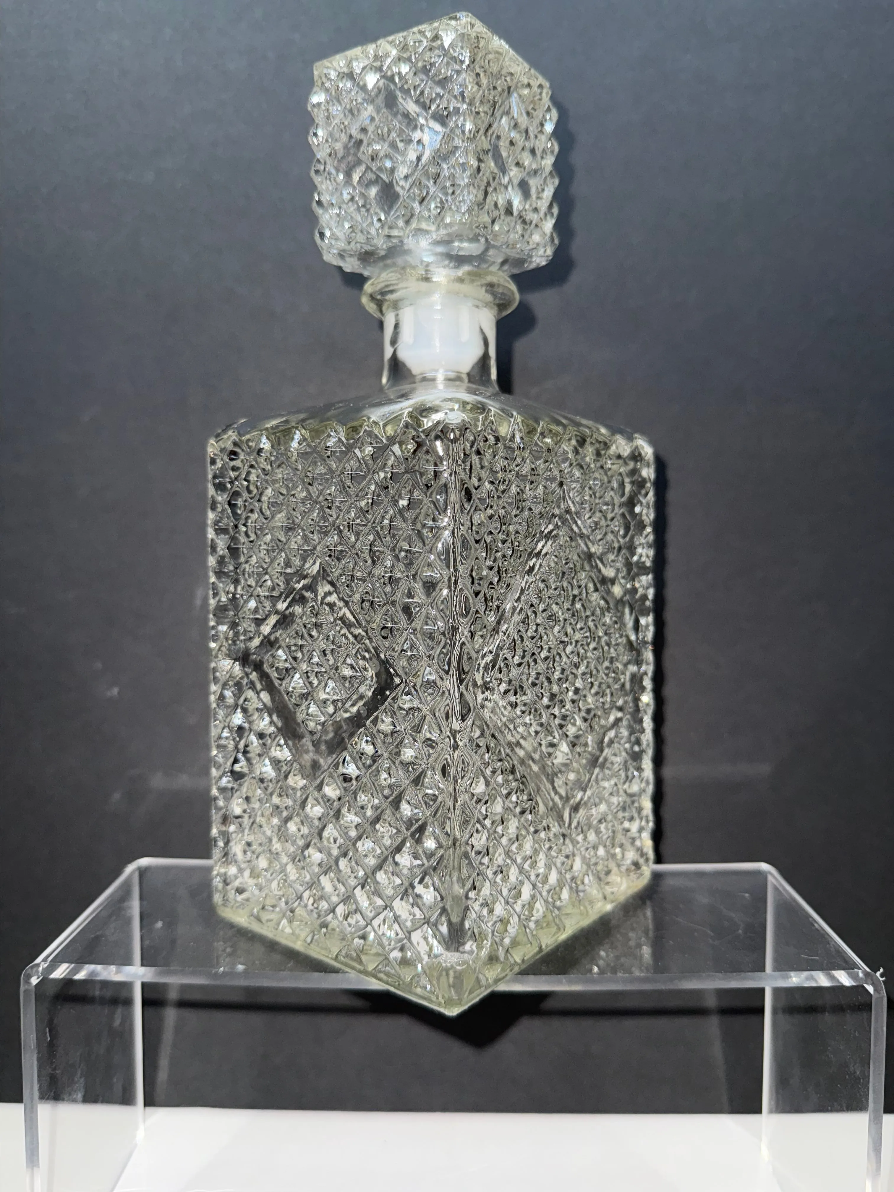 Product image for 1055 Vintage I.W. Harper Decanter, Diamond Point Pattern From the Diamond Collection