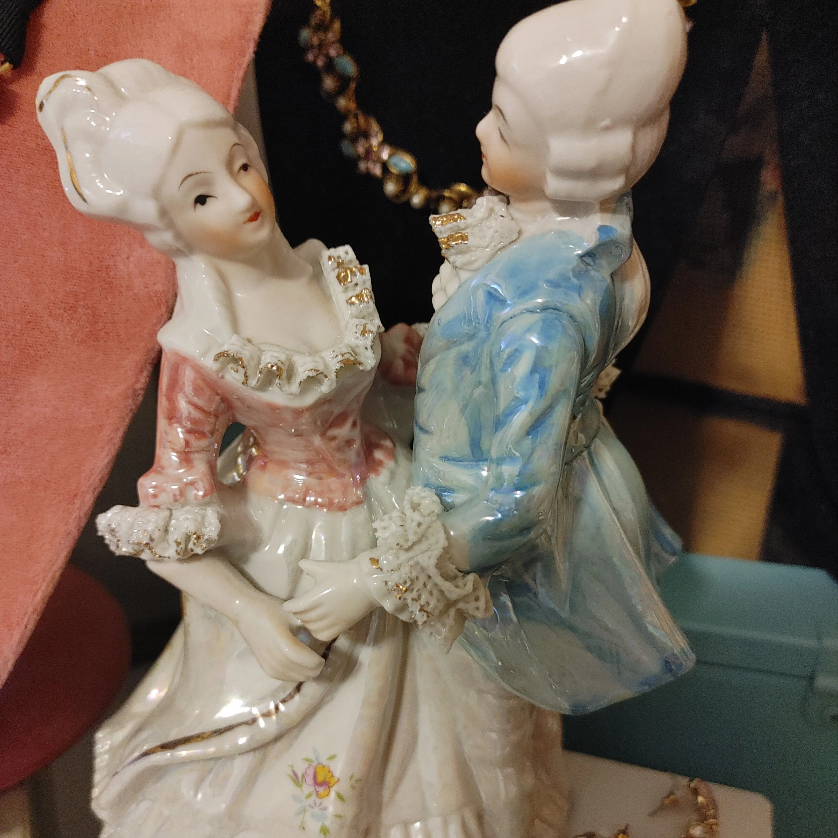 Product image for Courting couple pulled in live show