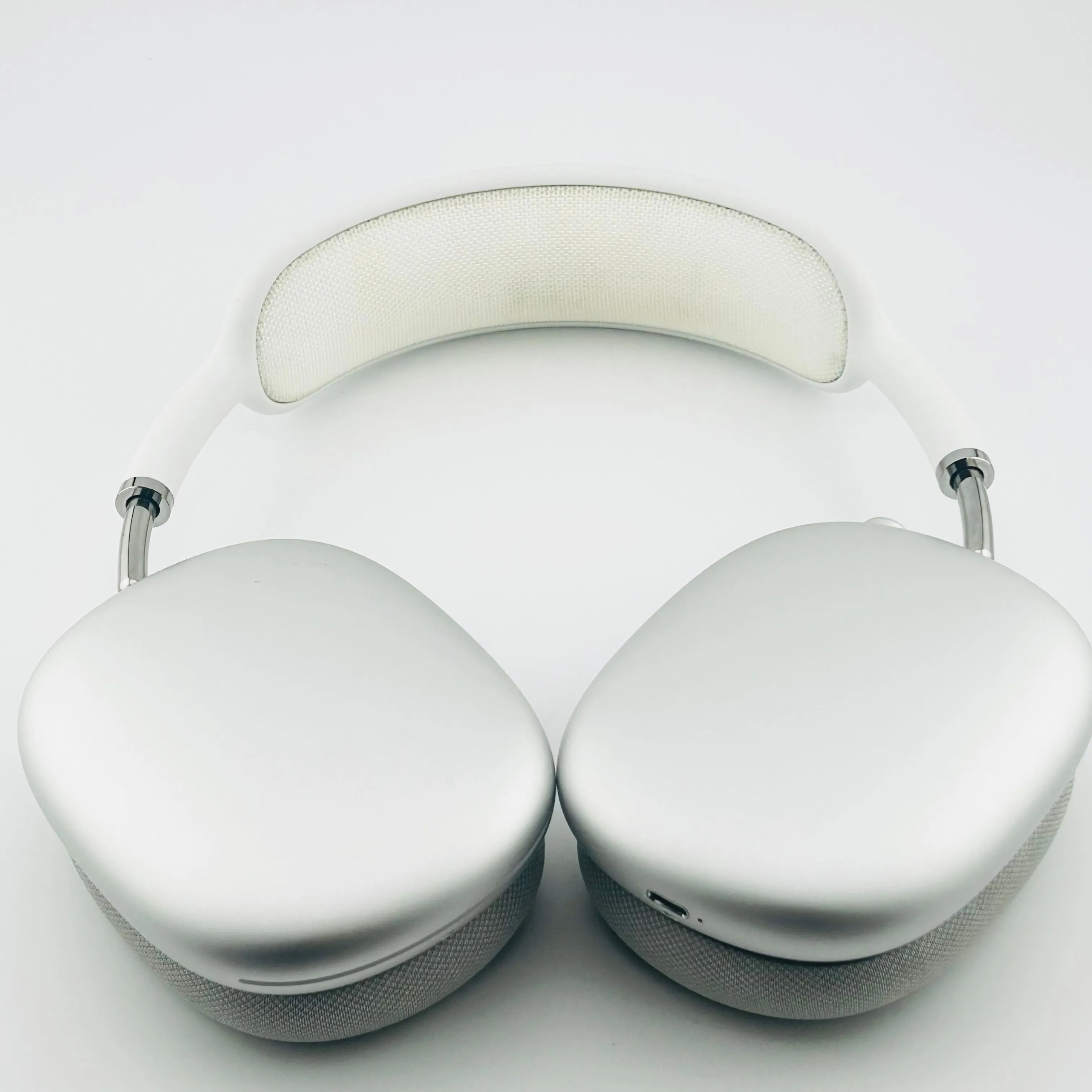Product image for Apple AirPods Max White and Silver With Leather Case Cover