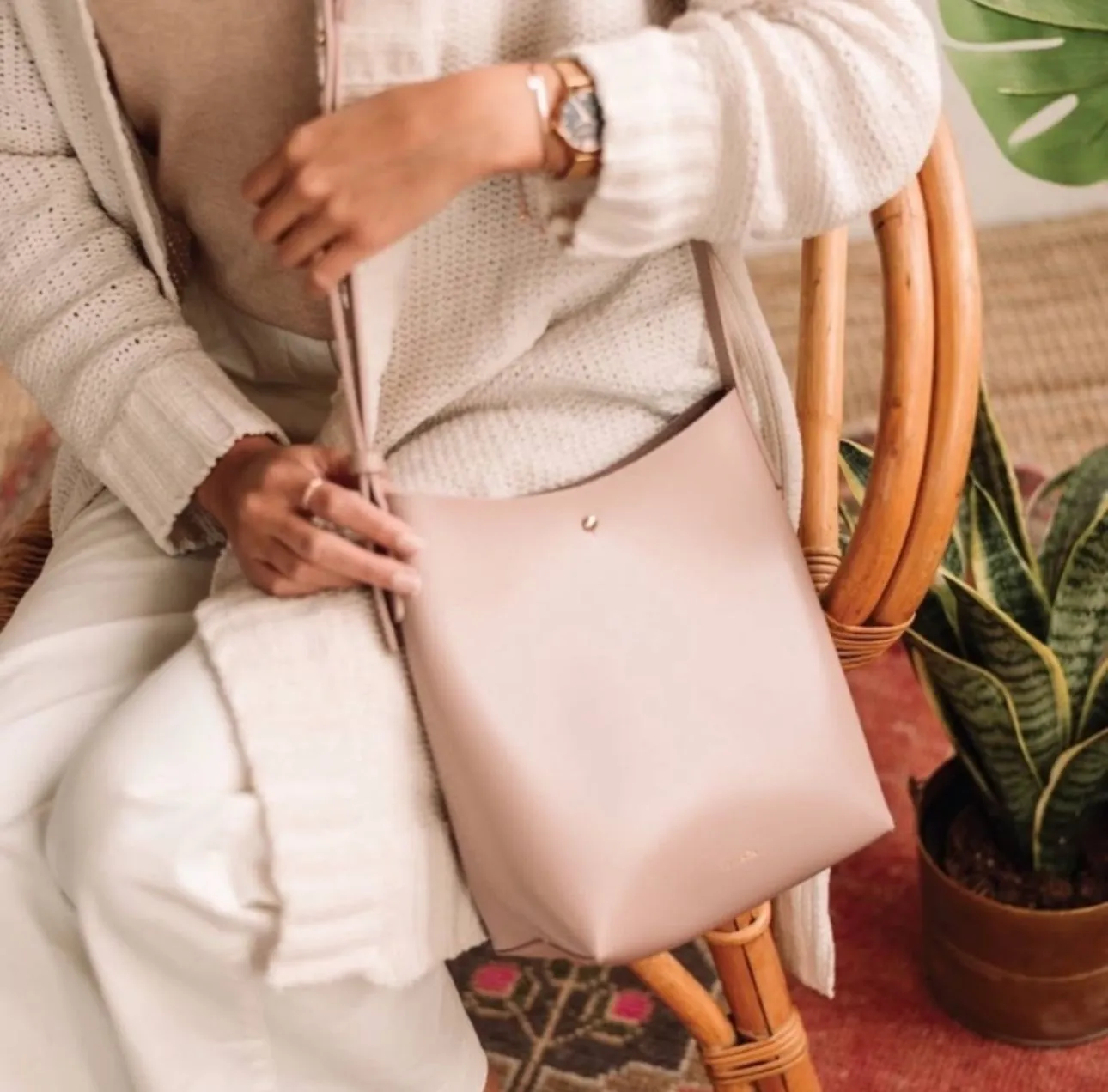 Product image for Samara medium shoulder bag in peony