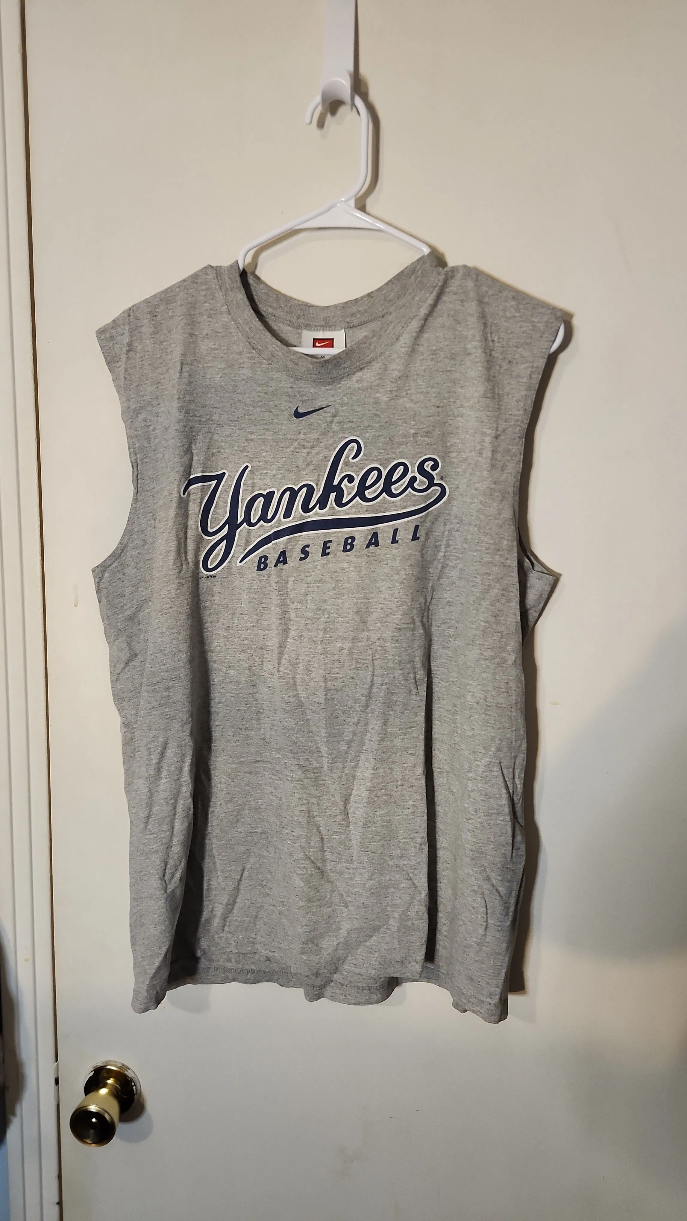 Product image for Yankees baseball  sleeveless shirt, Nike brand , medium. (a220)