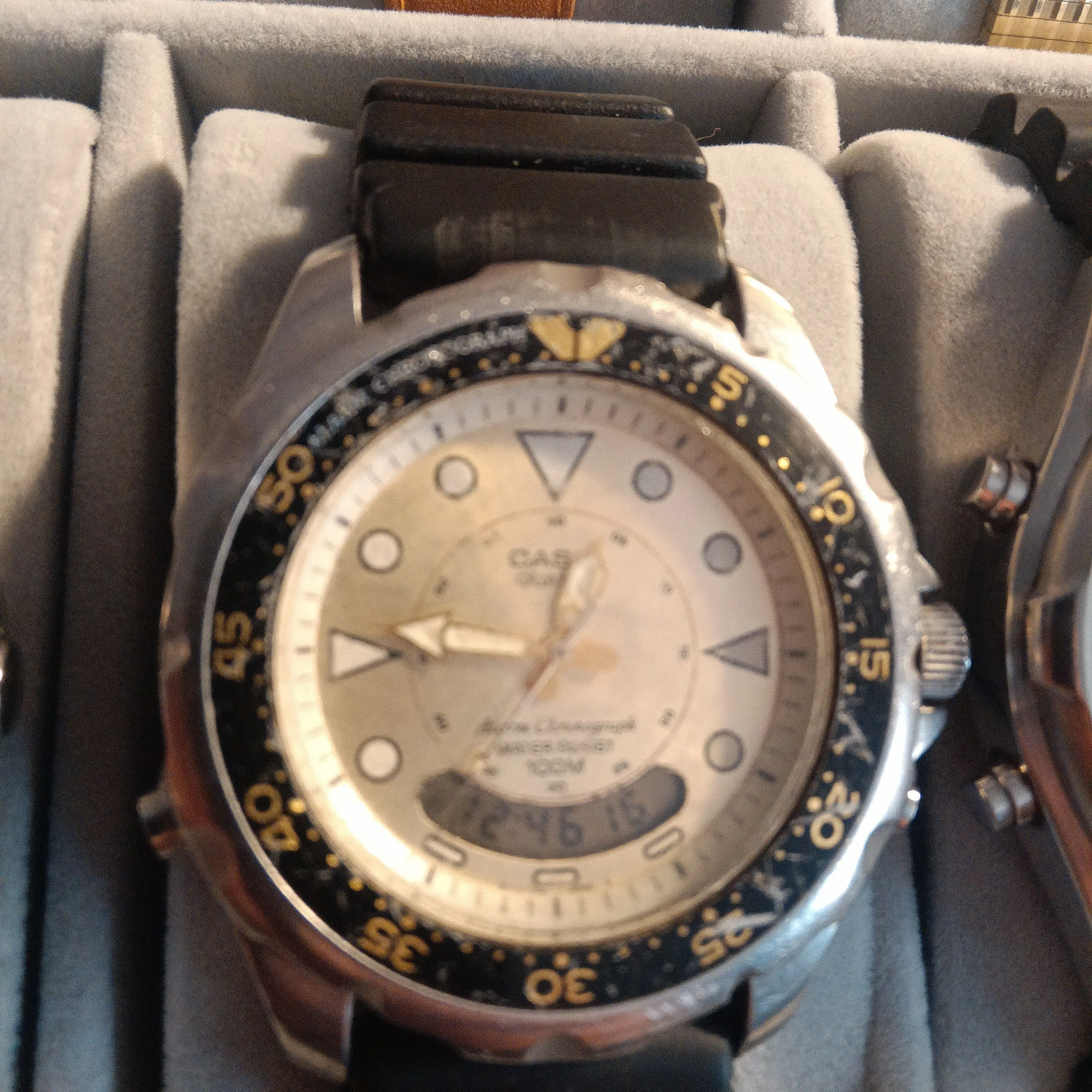 Product image for Casio Arnie gold. 