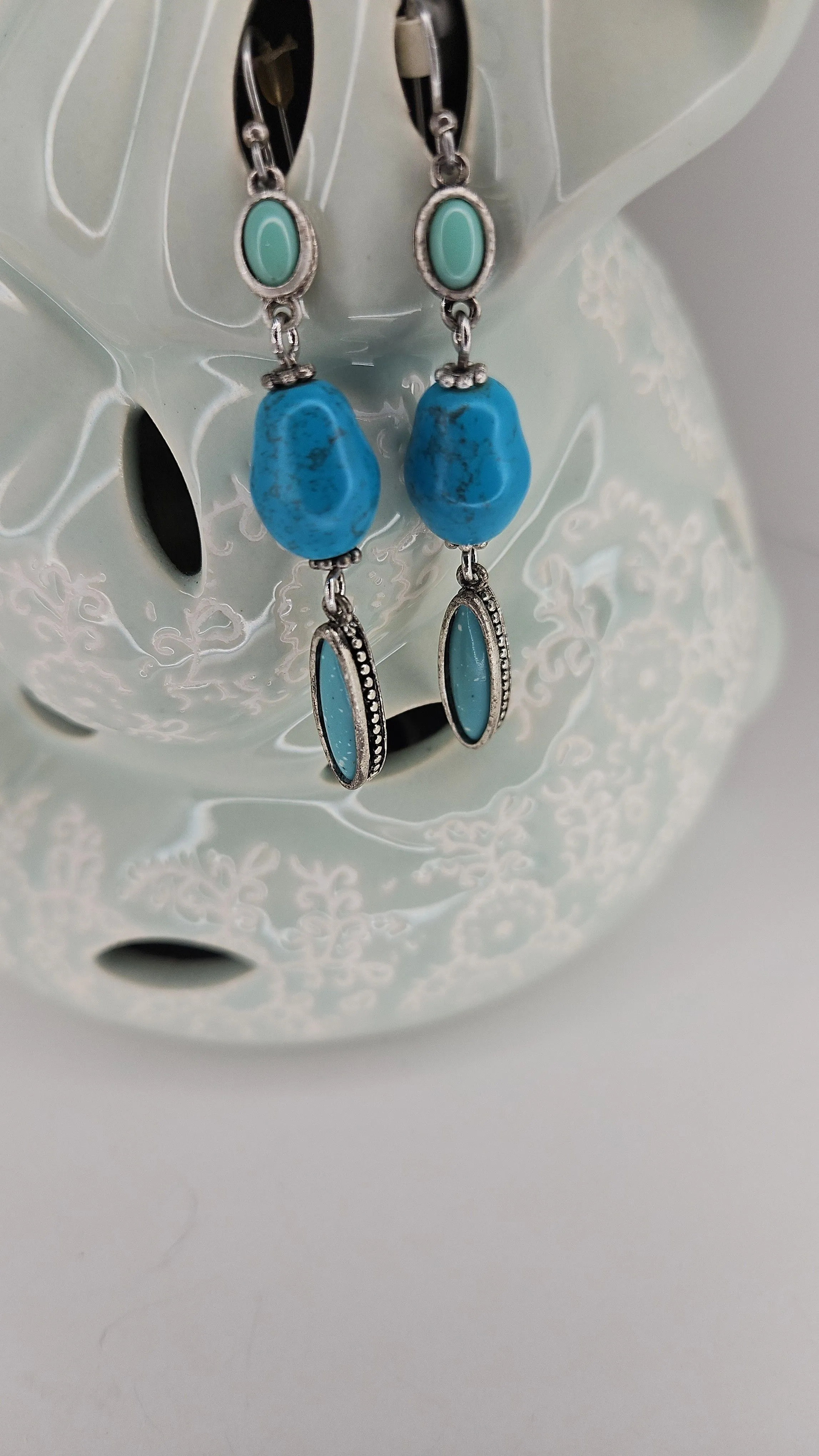 Product image for VINTAGE LIZ CLAIREBORNE FAUX TURQUOISE DANGLE EARRINGS