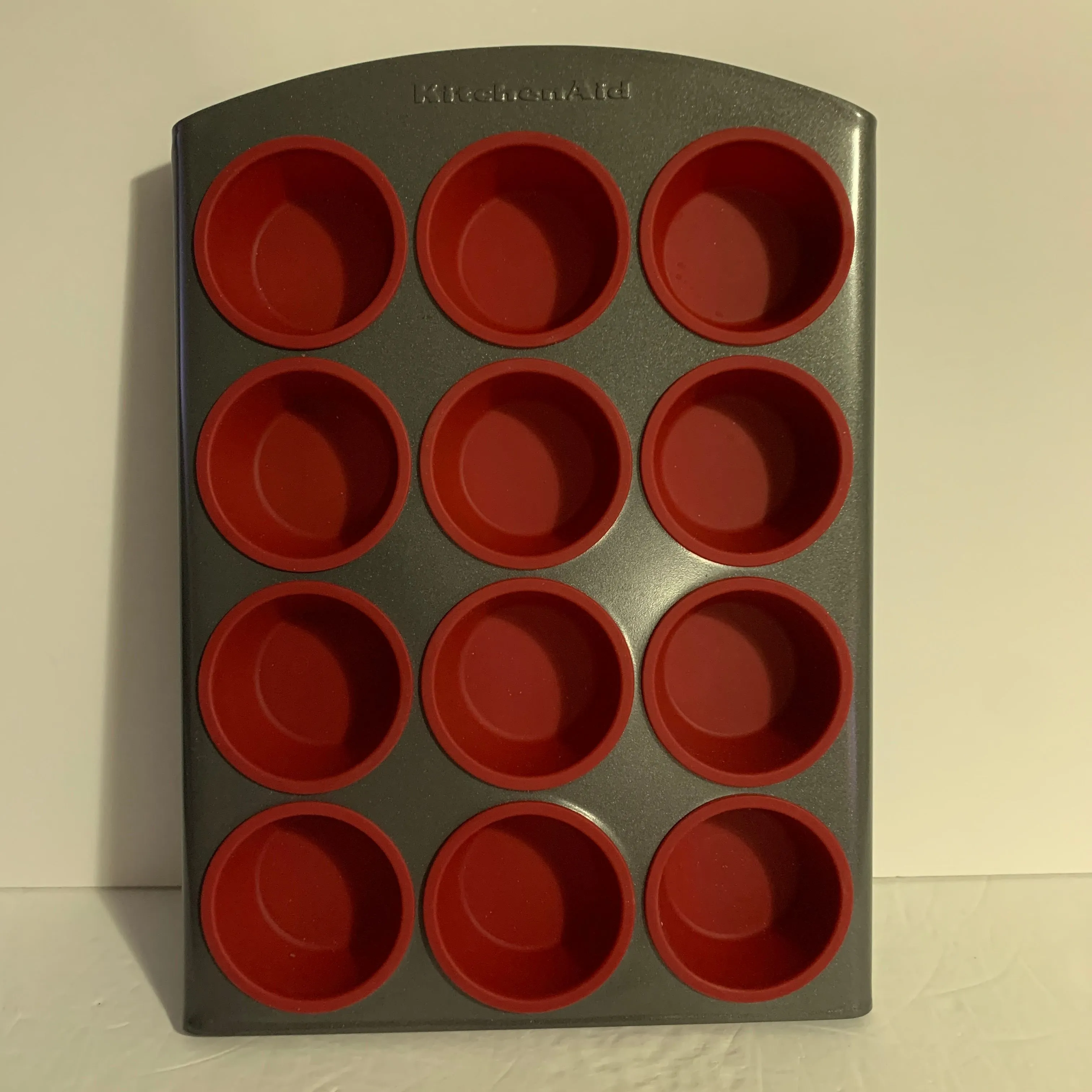 Product image for Rubbermaid Metal Frame Muffin Cupcake Pan With 12 Removable Silicone Cups Red