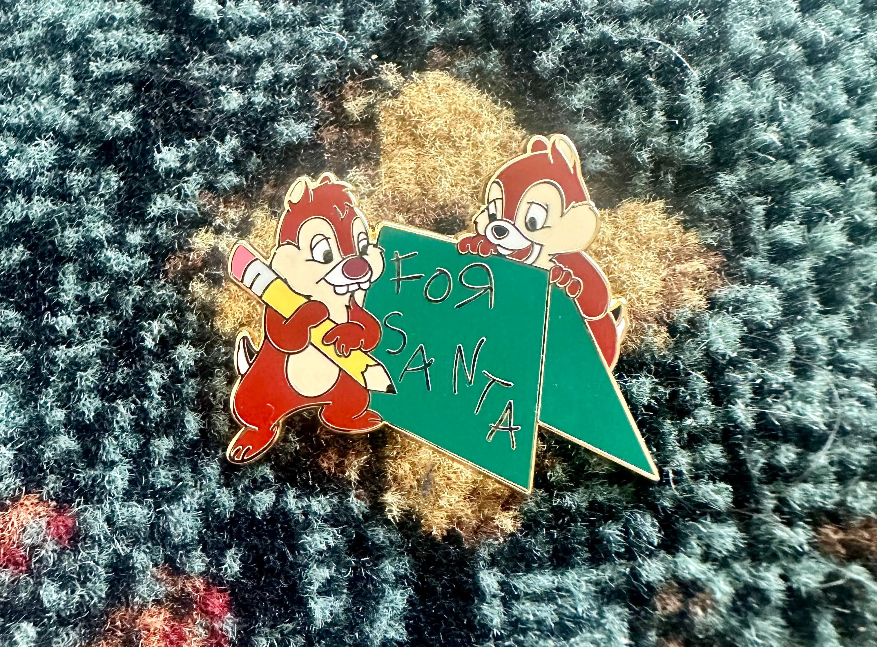 Product image for Limited Edition 100 Chip and Dale Christmas For Santa Disney Pin