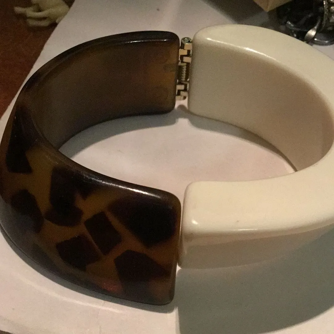 Product image for 28A. Vintage Tortoise Shell Lucite Clamper Bracelet