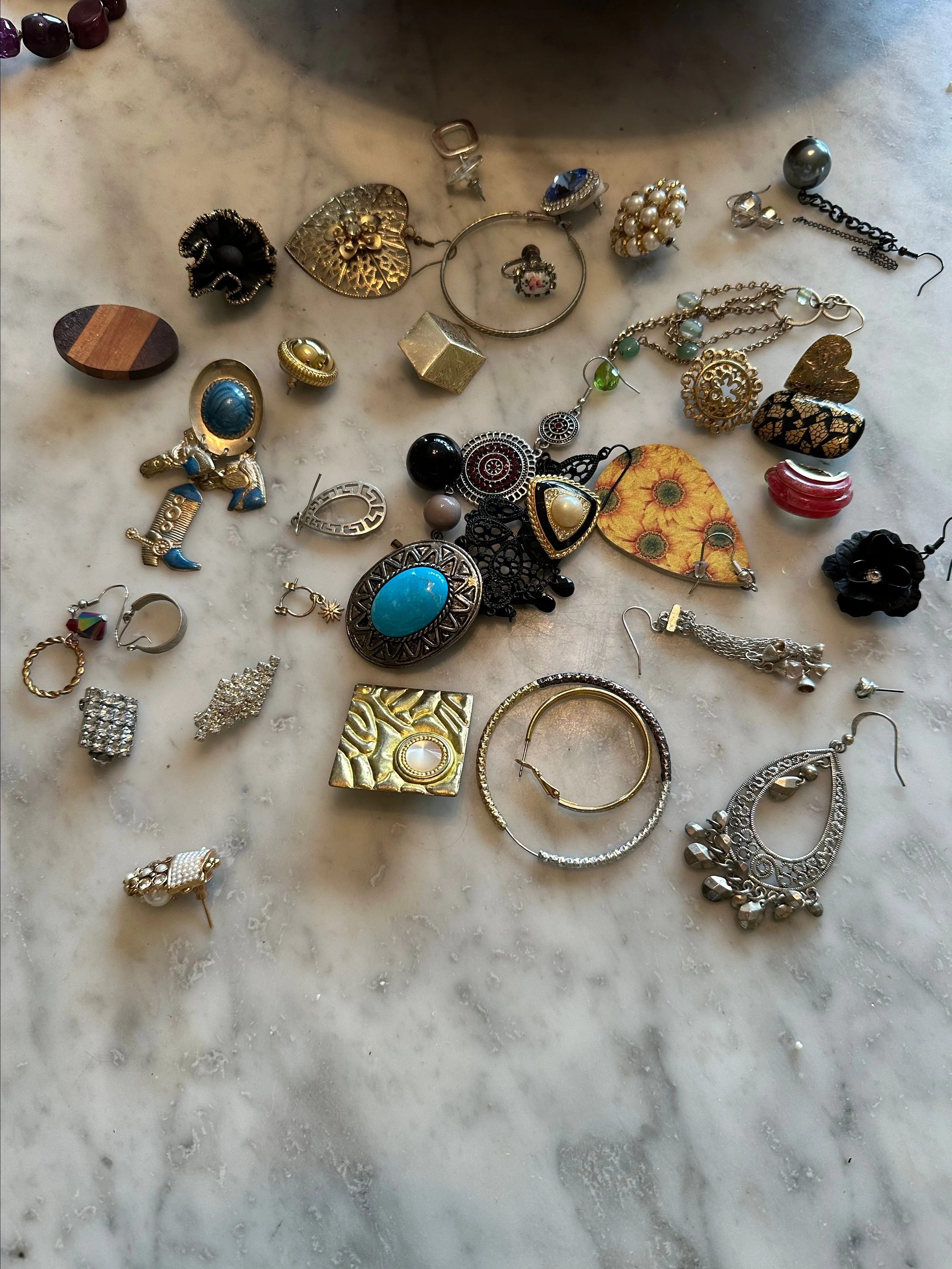 Product image for Mixed lot of about 100 single earrings, vintage and contemporary