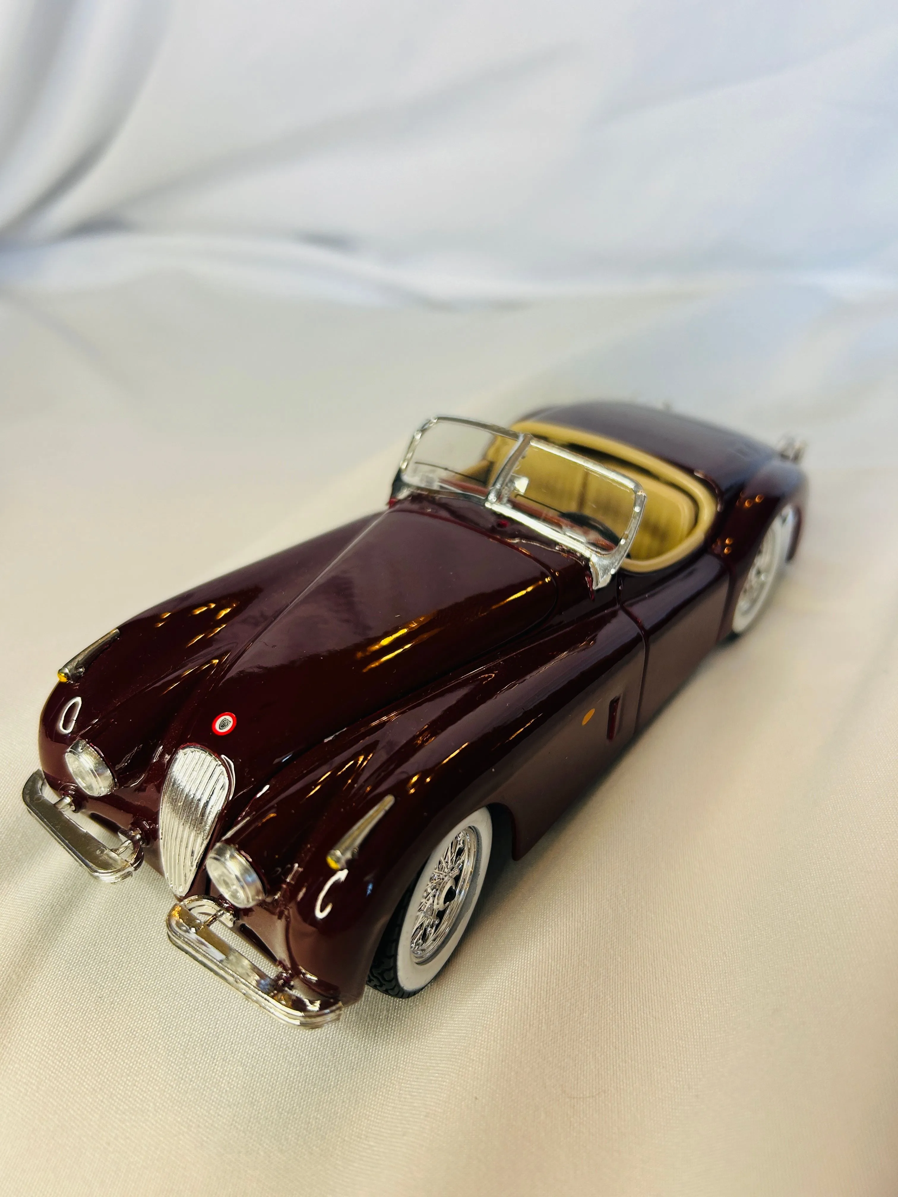 Product image for Bburago 1951 Jaguar XK120 Roadster Maroon 1:24 Scale Slight Damage Windshield