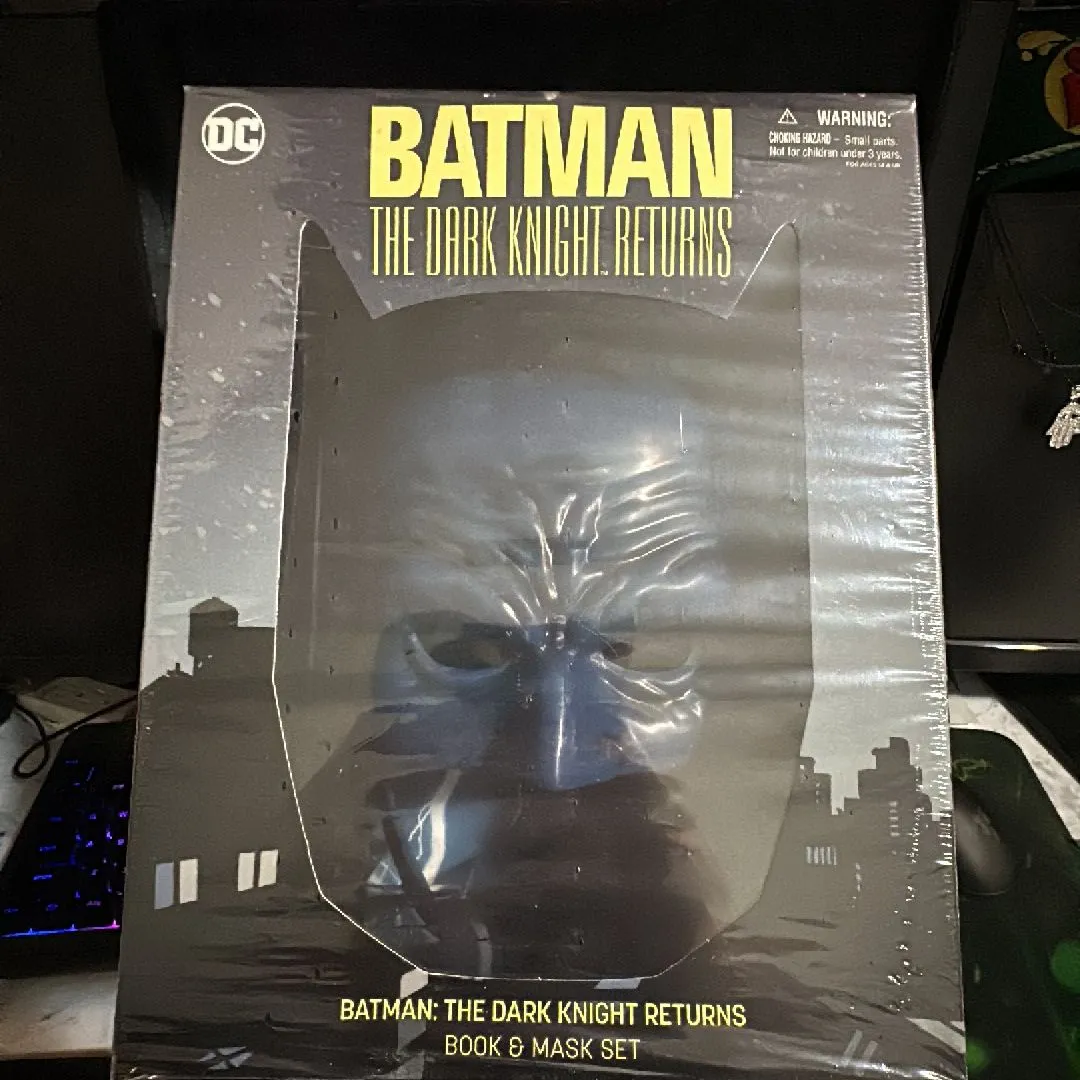 Product image for Batman the dark Knight returns book and mask set