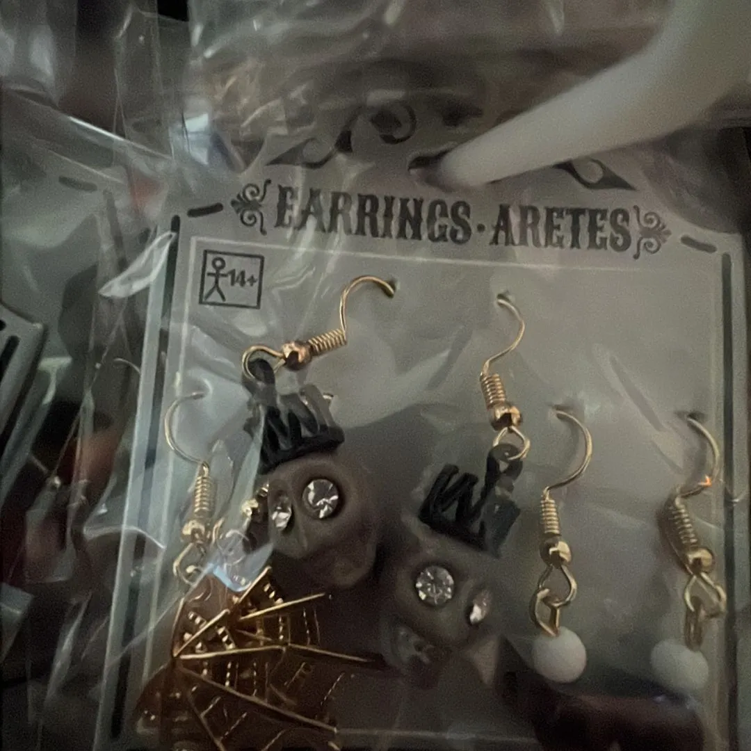 Product image for Skull king Halloween earrings