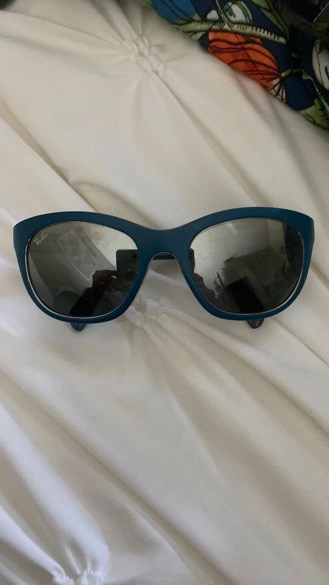 Listing Image Blurred Background