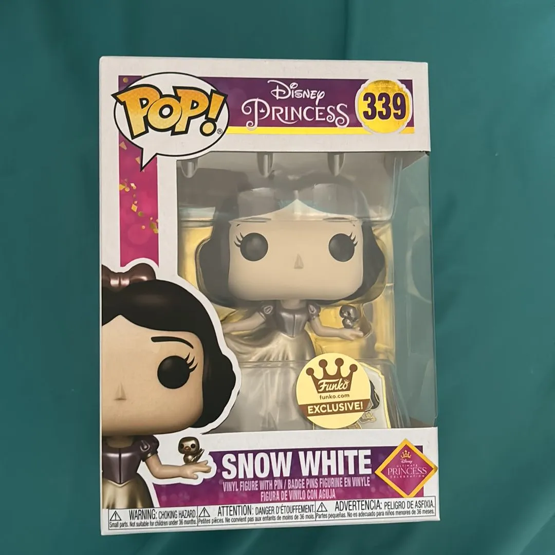 Product image for 339 Disney Princess Snow White with Pin Funko.com Exclusive