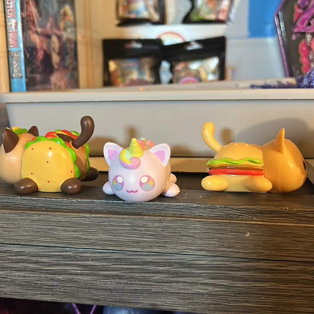 Product image for Kitty figures choice of 1!