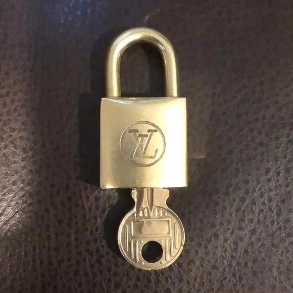 Product image for LV Louis Vuitton Lock & Key 216