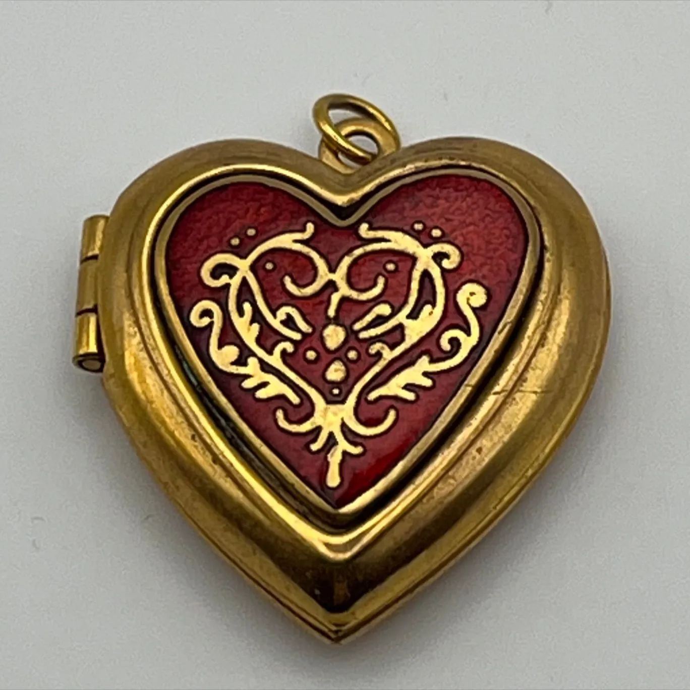Product image for B58- METROPOLITAN MUSEUM OF ART Heart Locket