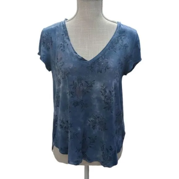 Product image for American Eagle Outfitters  Favorite T Women's Small Blue Flowers v-neck