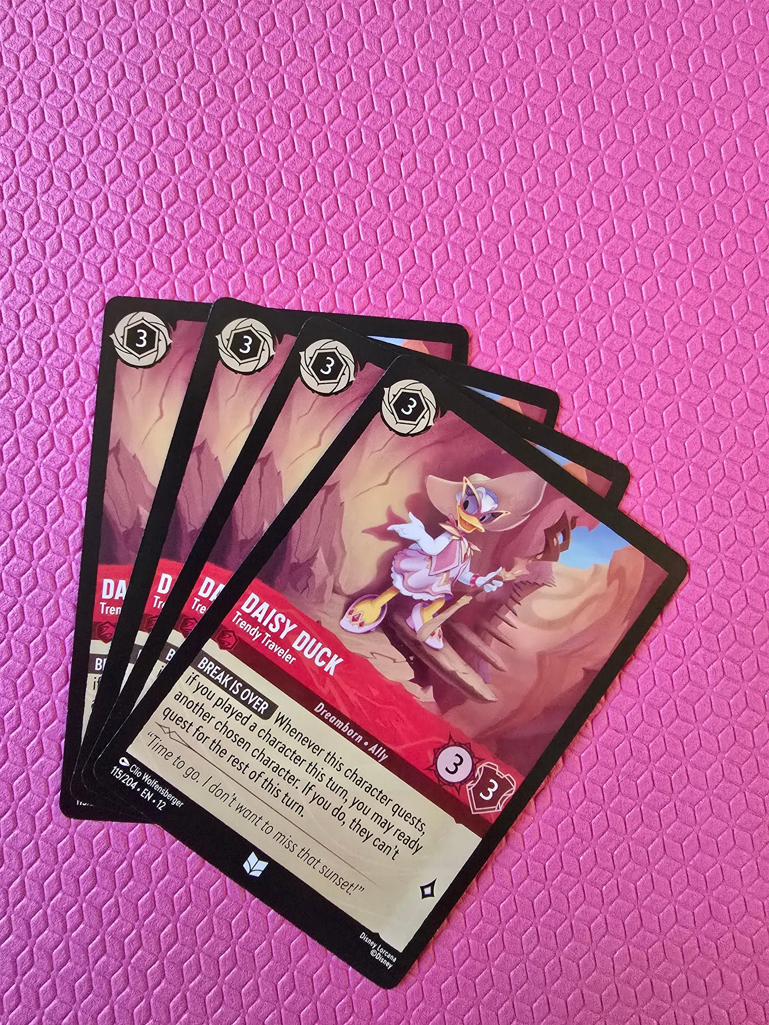 4x Daisy Duck - Trendy Traveler