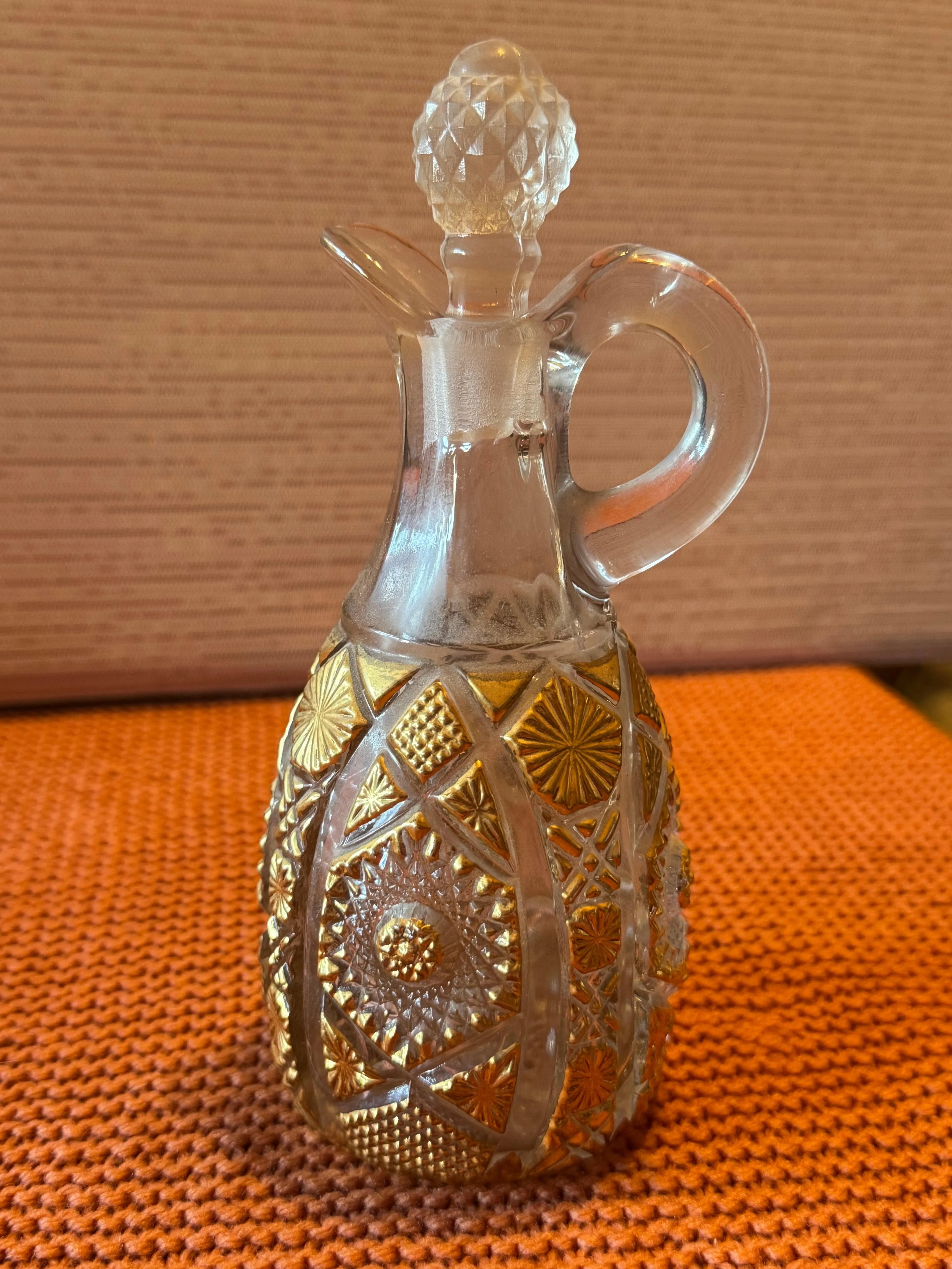 [KE] 7" Vintage Imperial Glass Co. Daisy and Button Pattern Cruet Gold Paint Applied Handle Ball Stopper 1940s–1960s