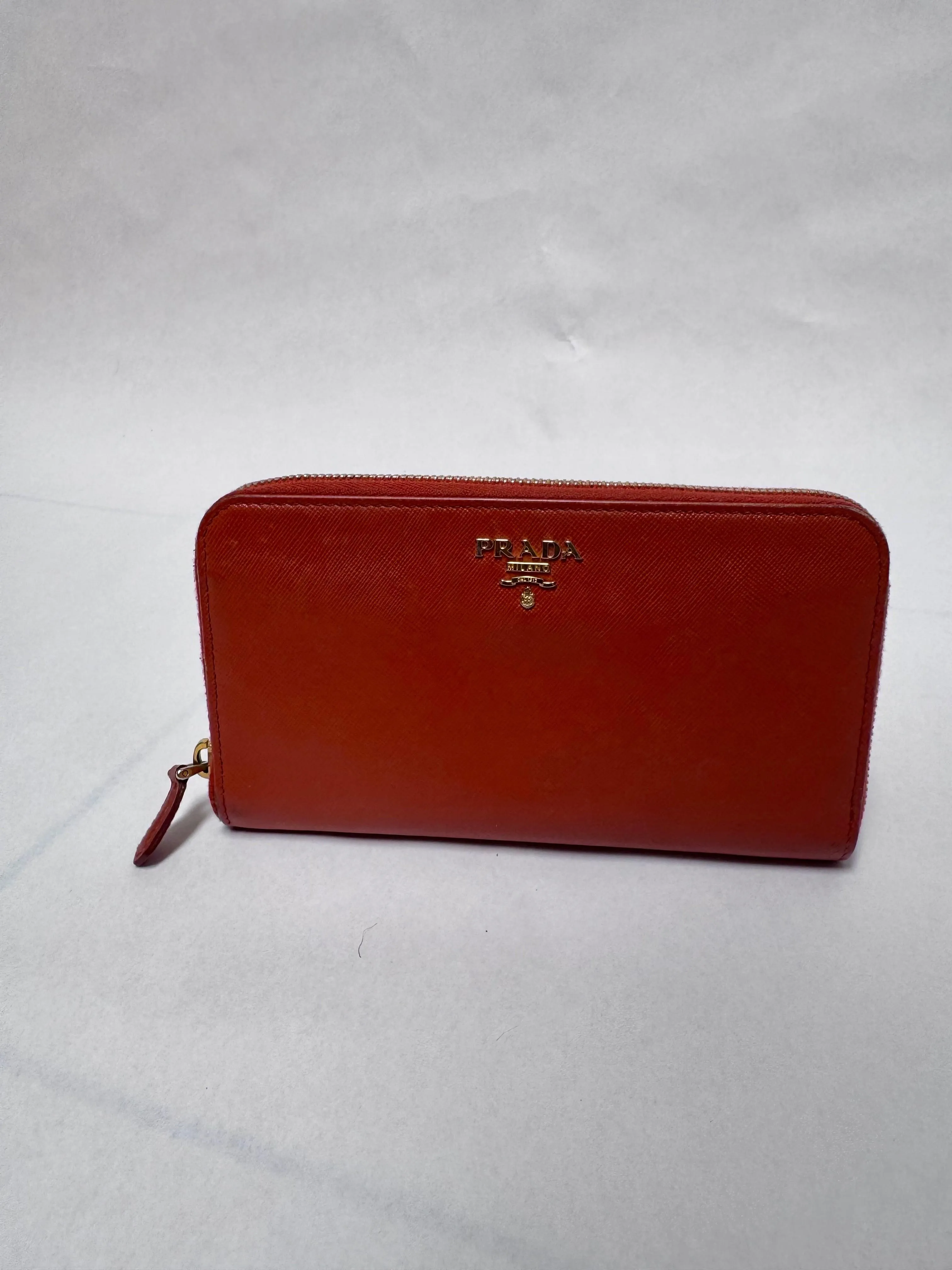 Prada portefeuille zip rouge brulé saffiano