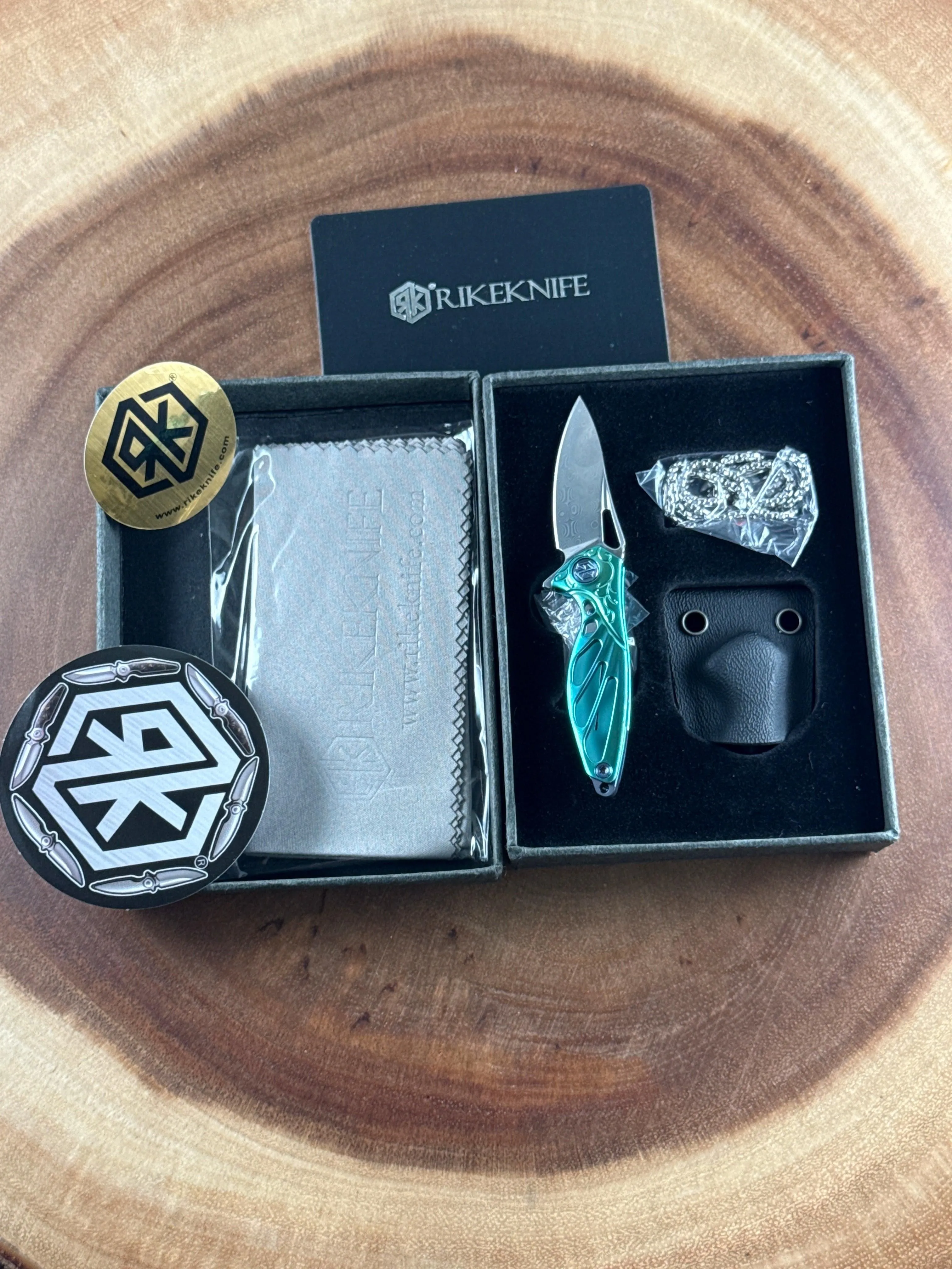 Rikeknife Hummingbird Green ( New with Box and accessories )