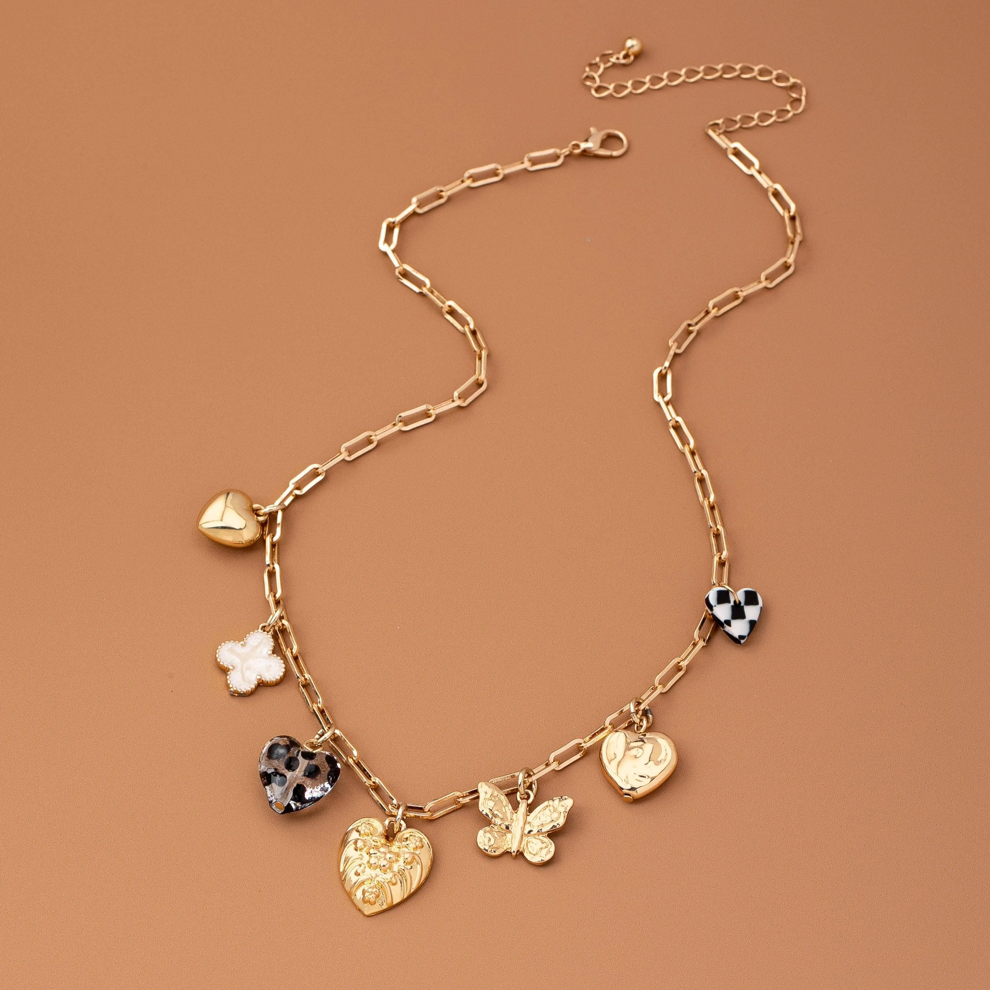 J40. CHARM NECKLACE HEARTS CHECKER RHINESTONE