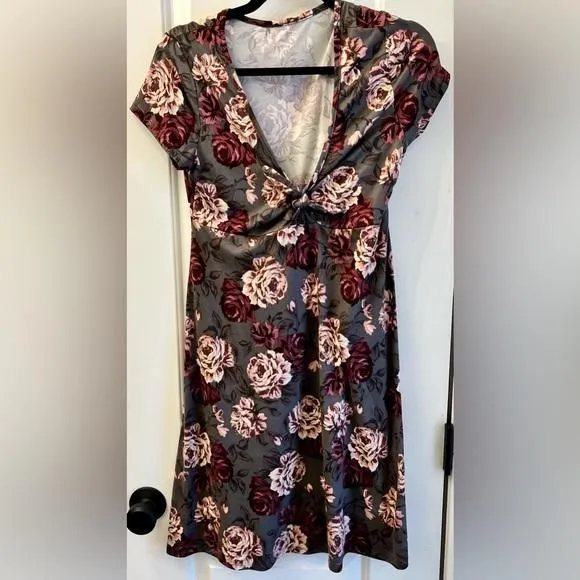 Product image for Valentines Day Dress-Unbranded size Medium Floral Deep V Dress