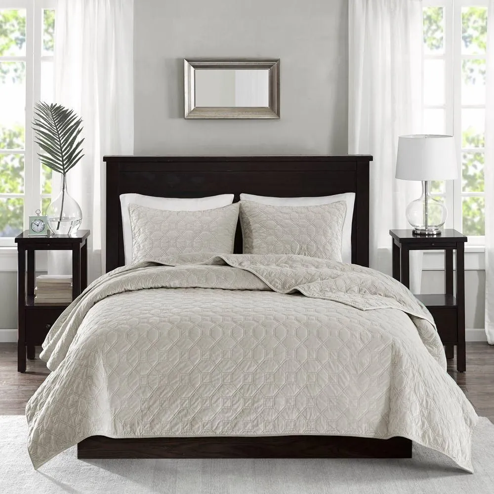 New without box - 3Pcs coverlet Mini Set Velvet Quilt Soft Geometric Quilted Design Winter Layer