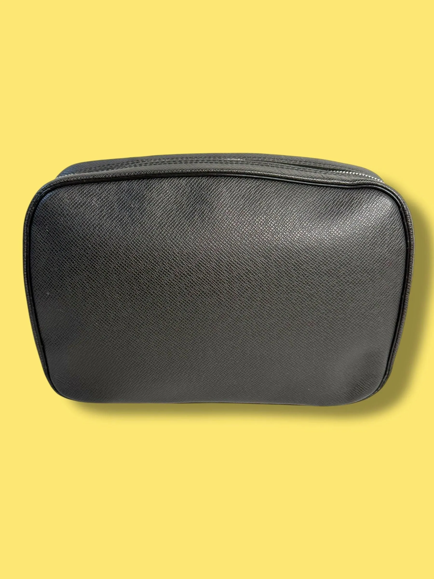 TBC205 LOUIS VUITTON Black Taiga Leather Trousse 27 CA4152