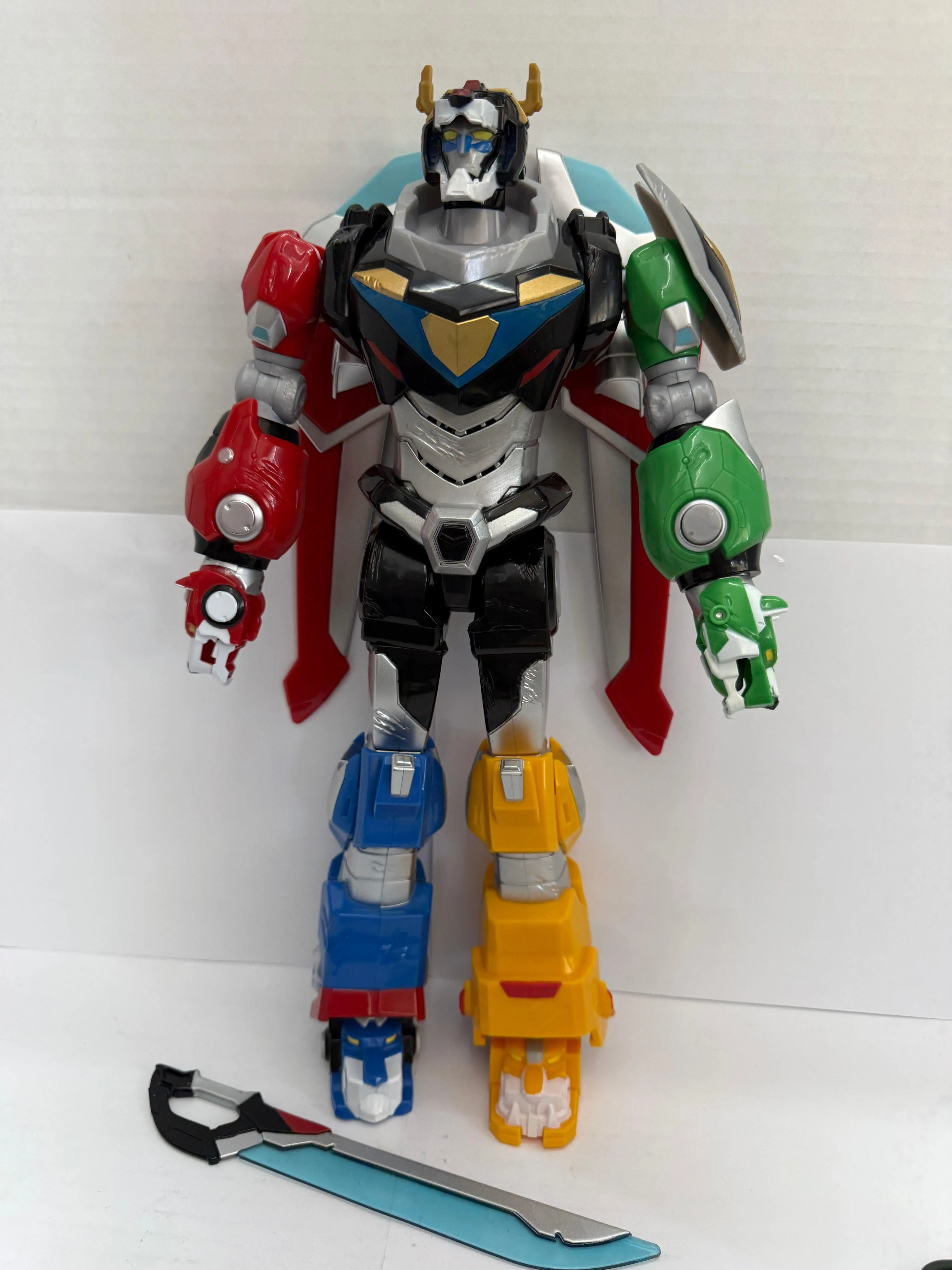 Voltron 15” LIGHTS SOUNDS Moveable Figure 2017 DWA LLC