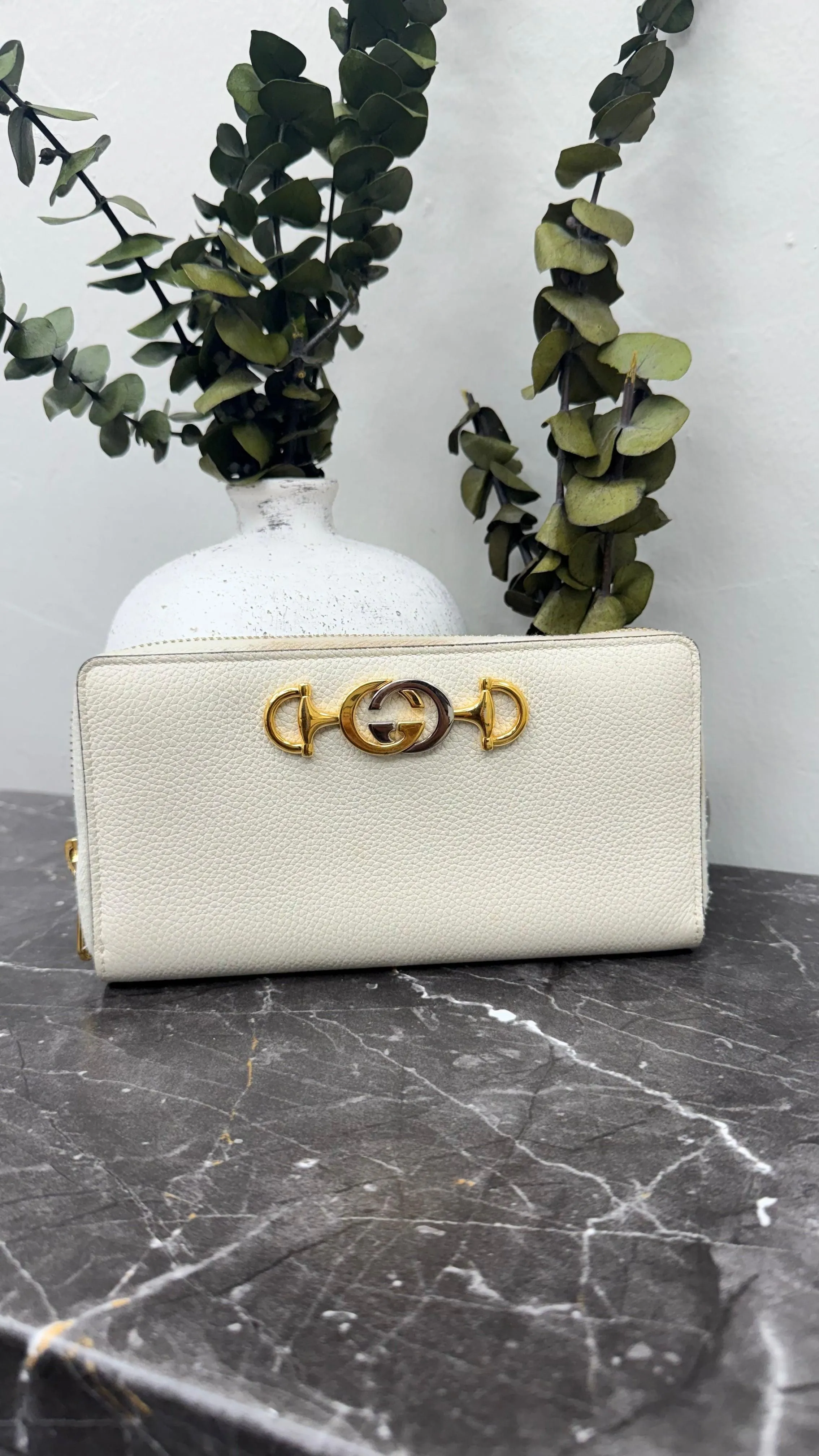 Gucci White Grained Leather Zippy Wallet